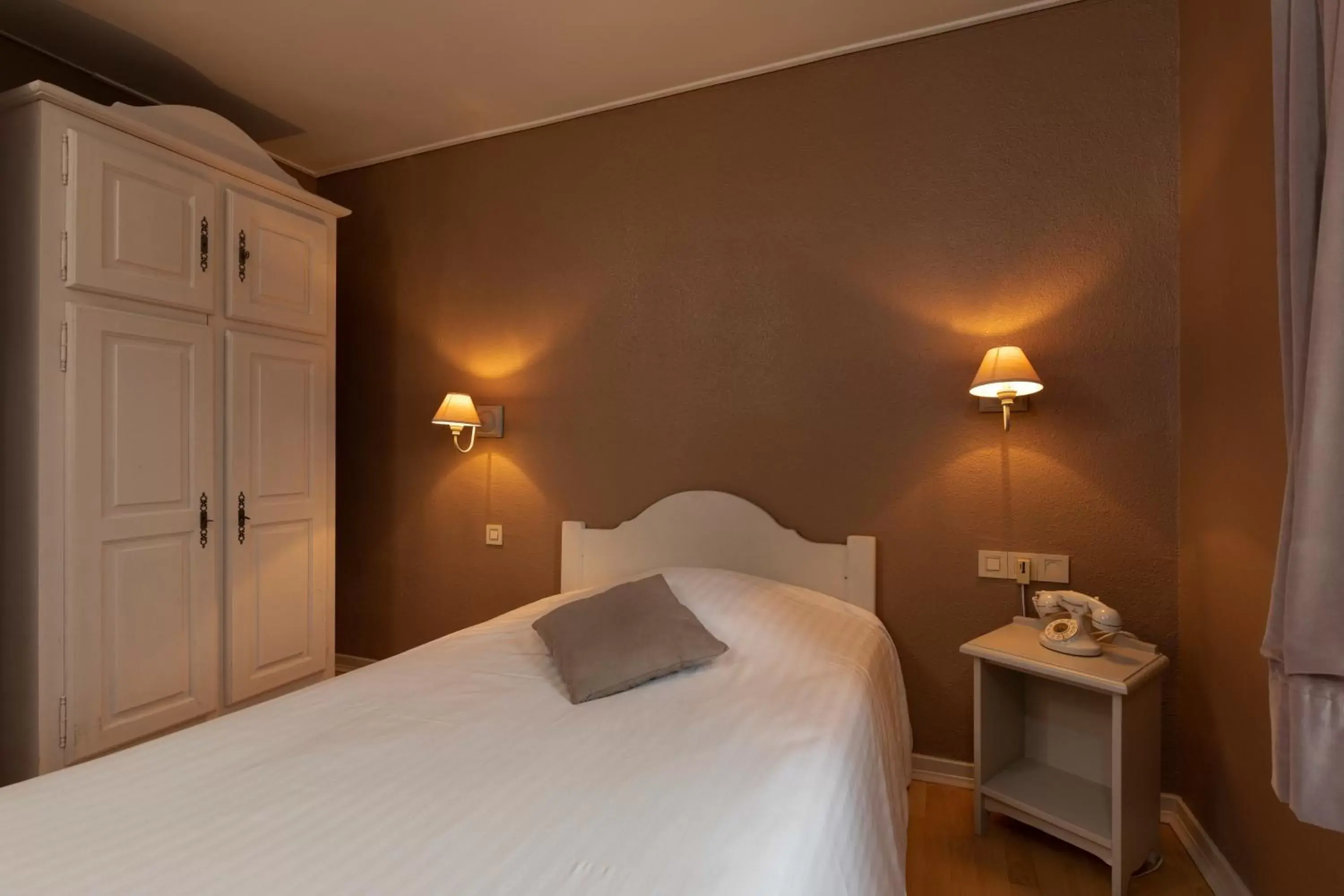 Photo of the whole room, Bed in The Originals City, Hôtel de la Balance, Montbéliard