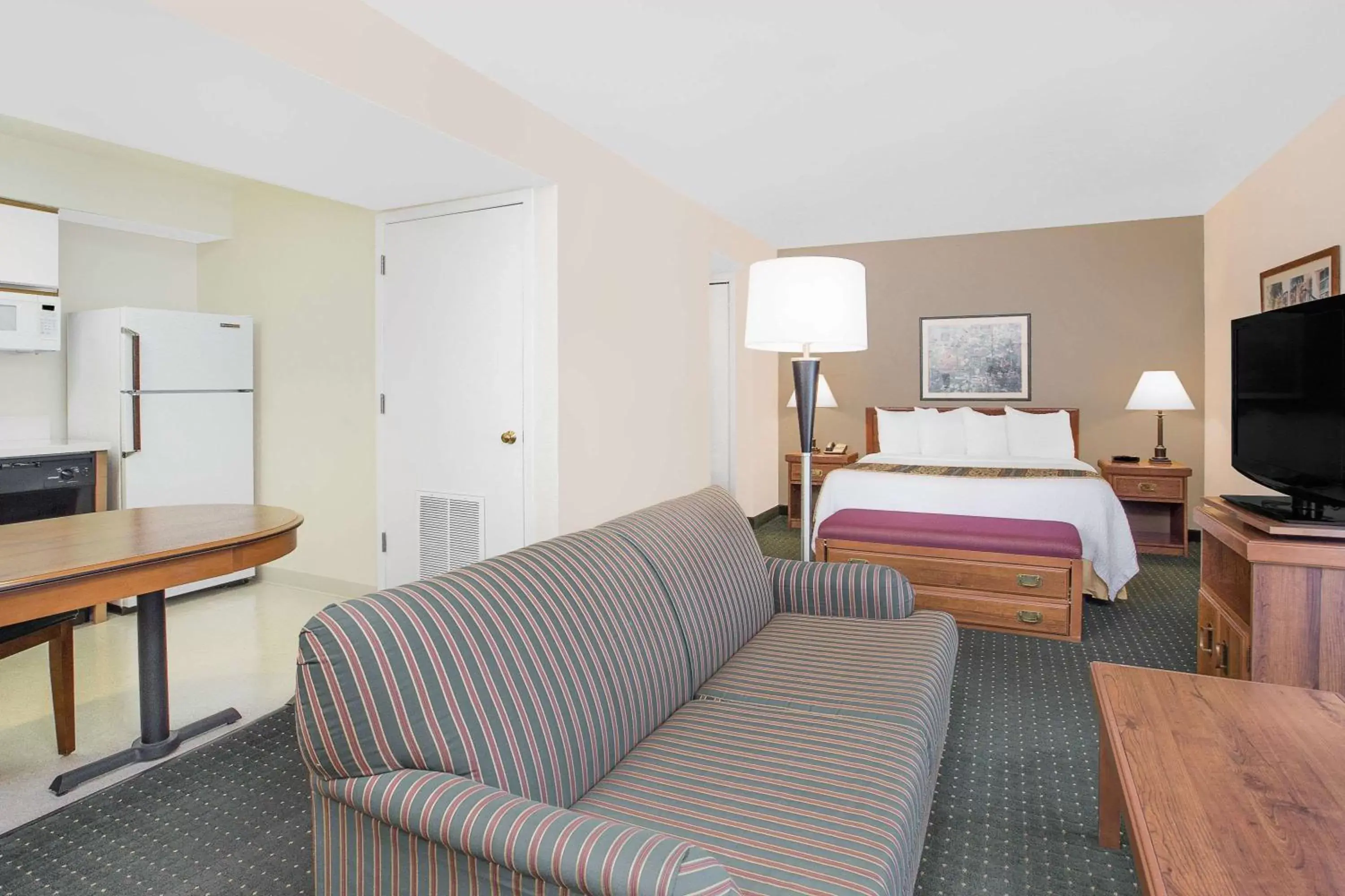 Photo of the whole room, Bed in Hawthorn Suites Green Bay