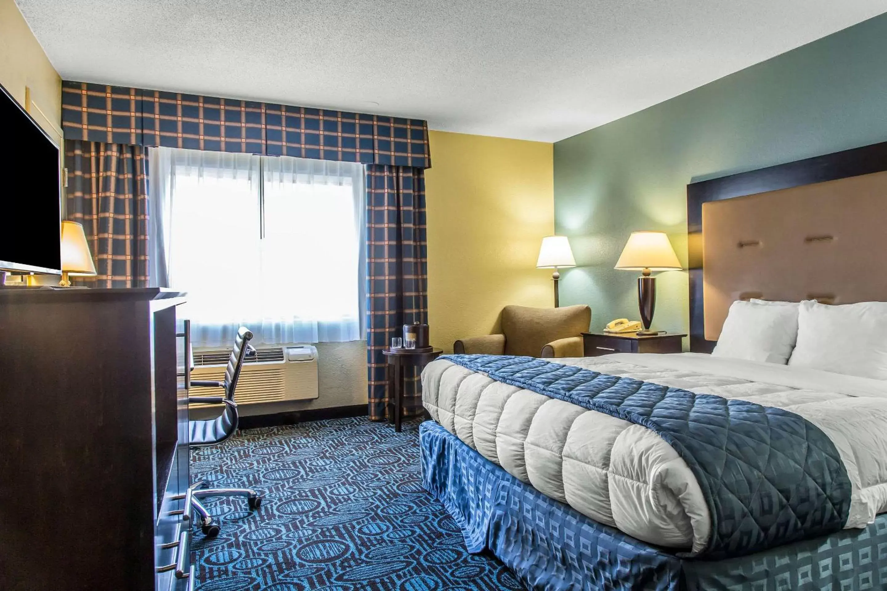 Photo of the whole room, Bed in Clarion Inn New London/ Mystic