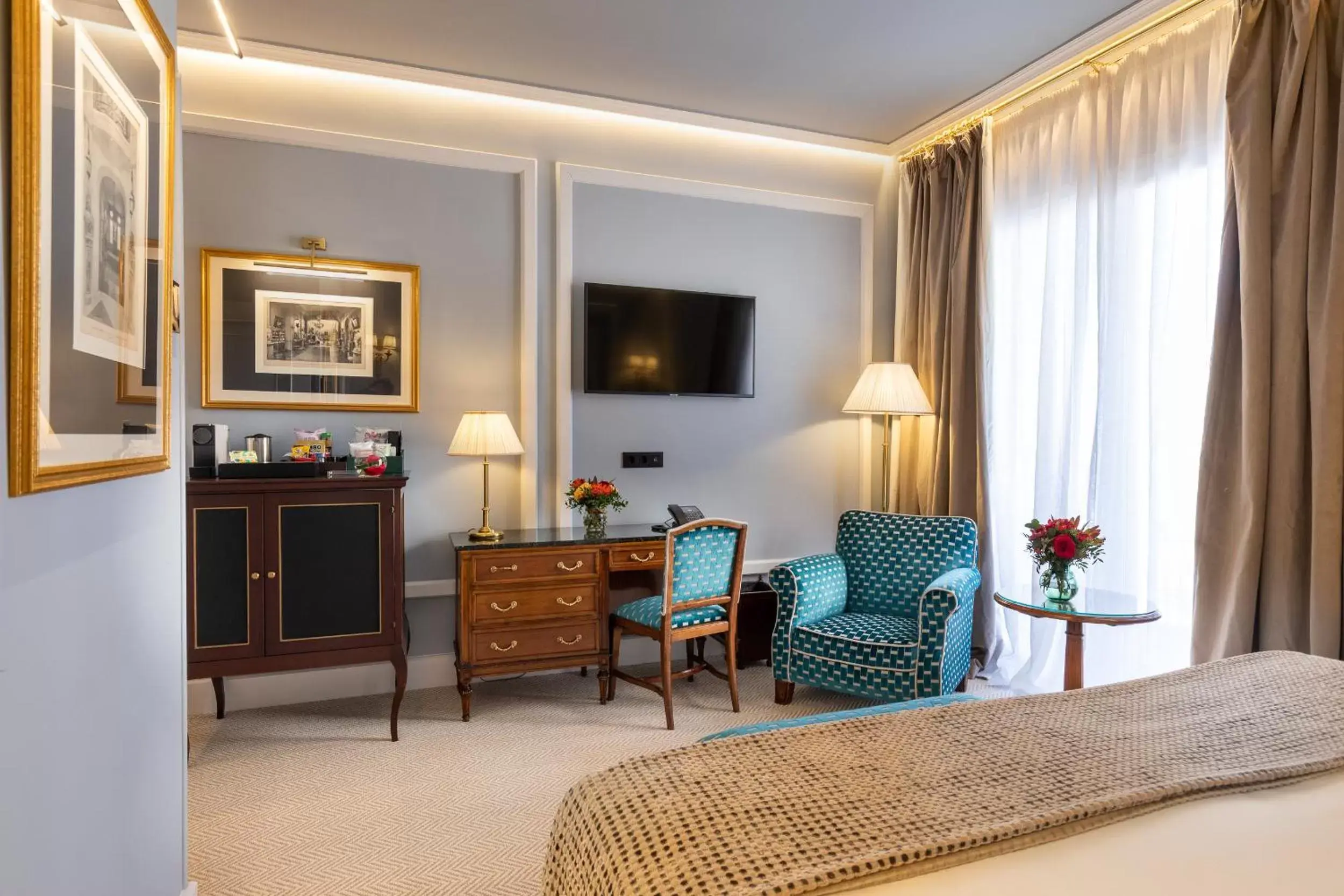 TV and multimedia, TV/Entertainment Center in Wellington Hotel & Spa Madrid