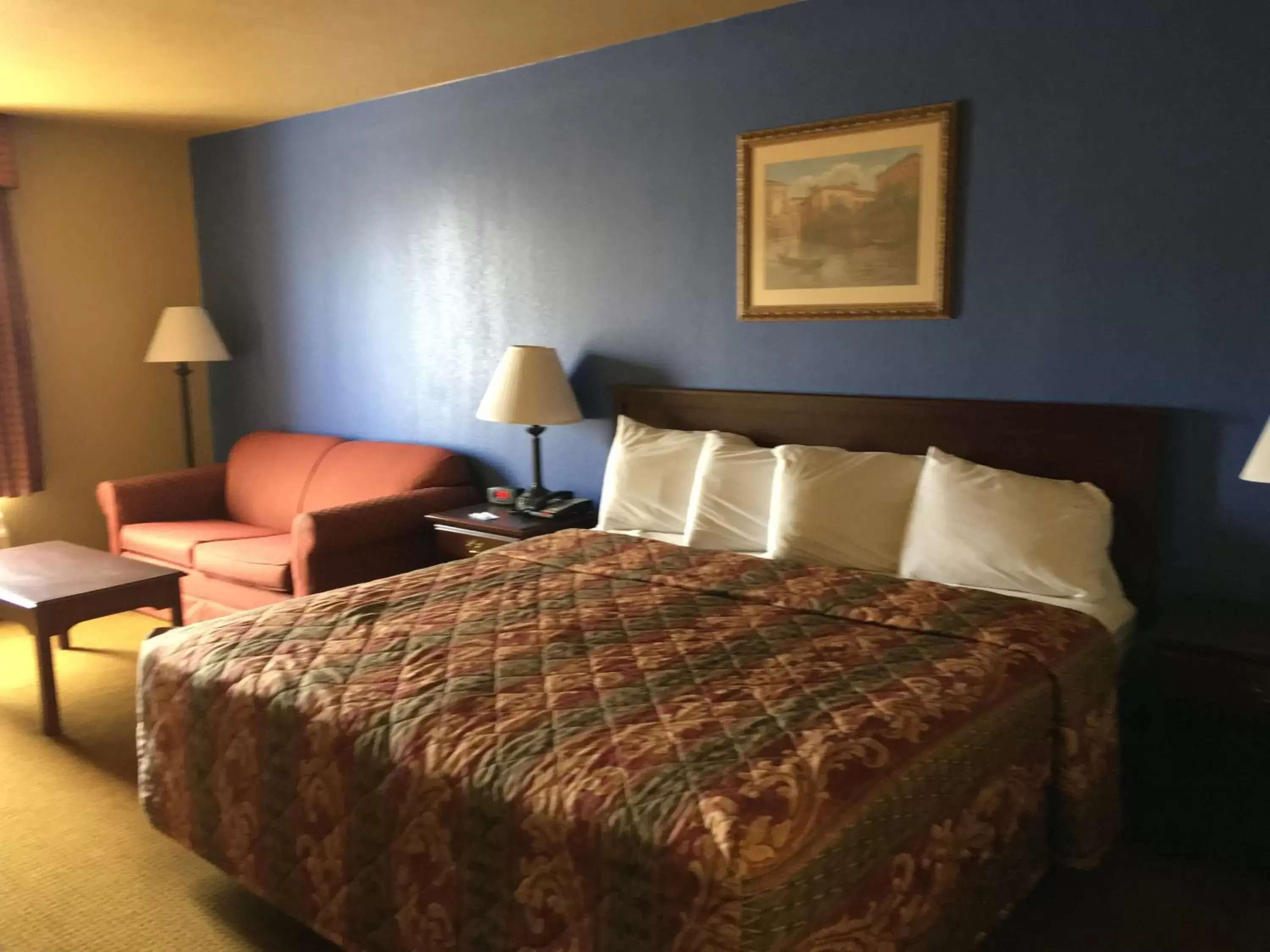 Bed in Econo Lodge Inn & Suites