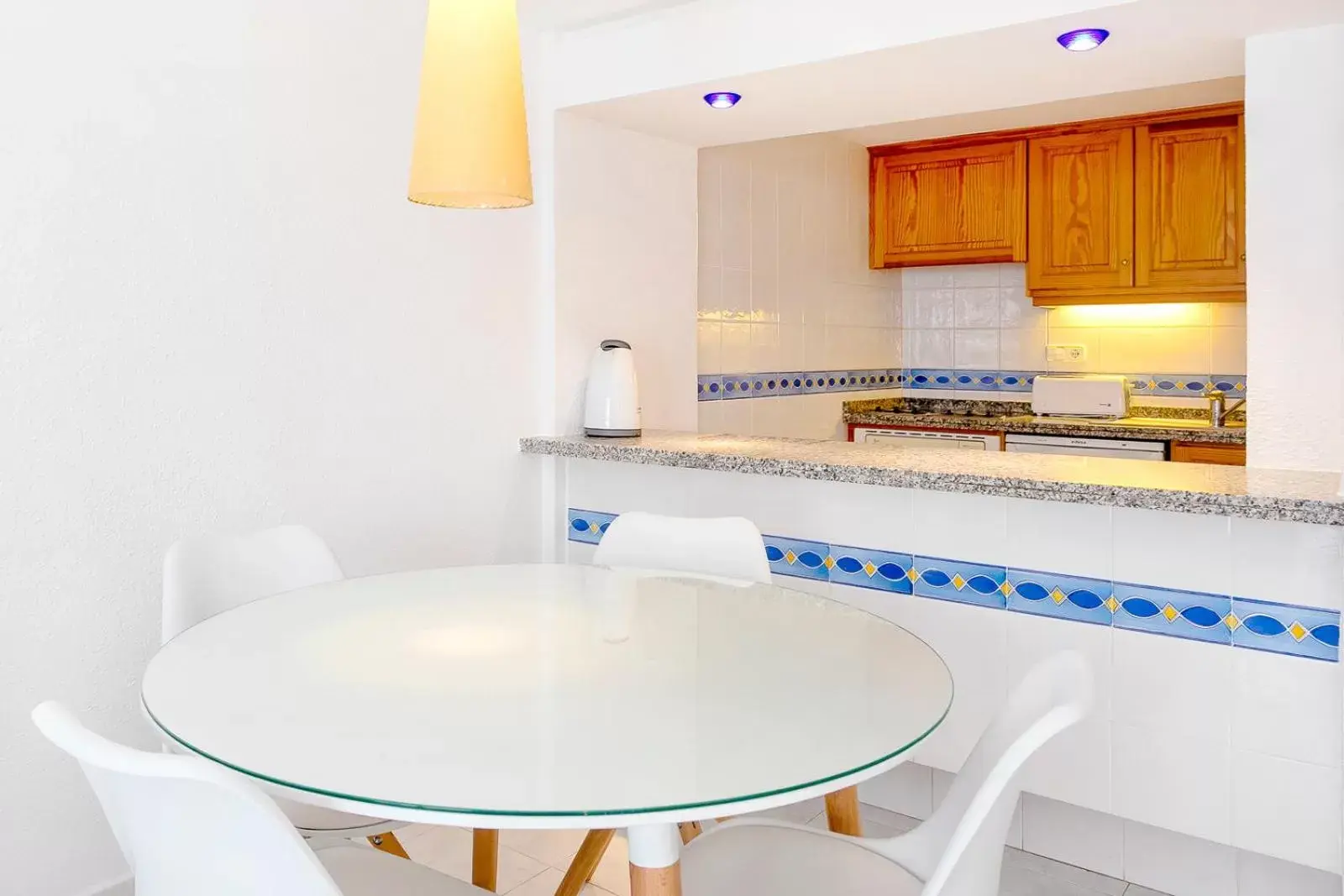 Kitchen or kitchenette, Dining Area in Aparthotel Duquesa Playa