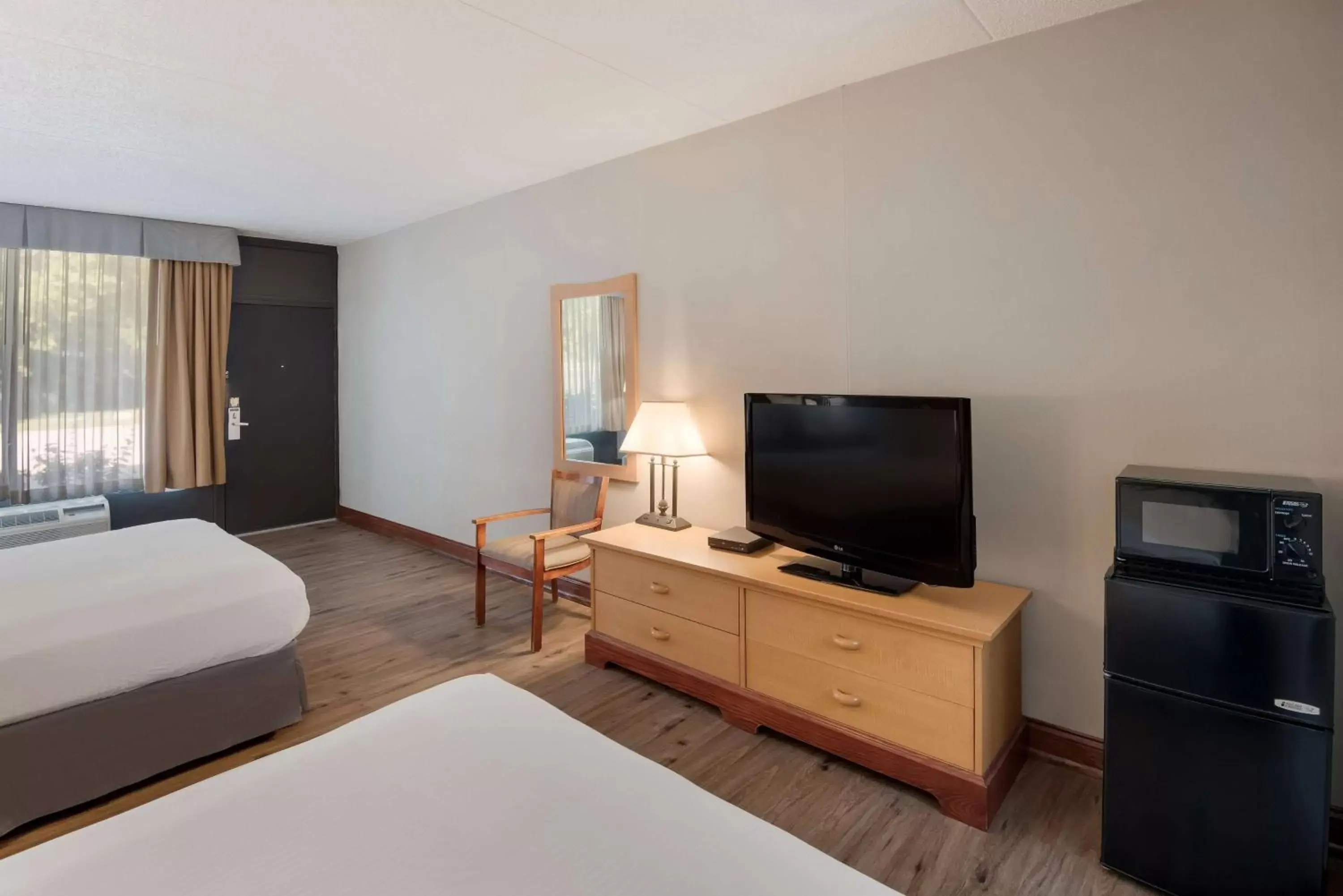 Bedroom, TV/Entertainment Center in Best Western Inn