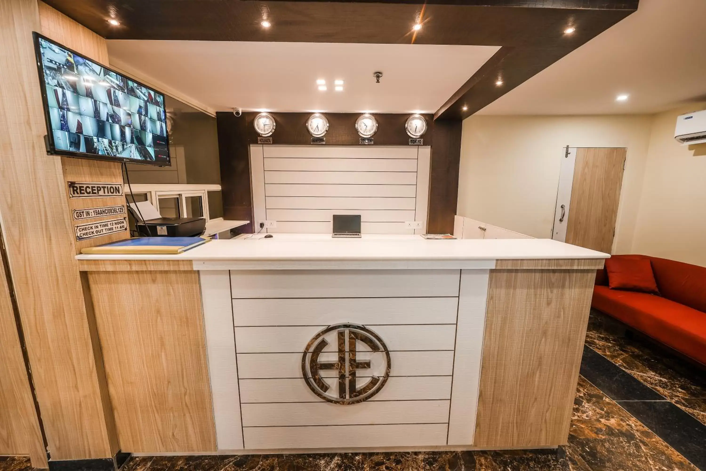 Lobby or reception in Hotel Holiday Express Lobby or reception in Hotel Holiday Express