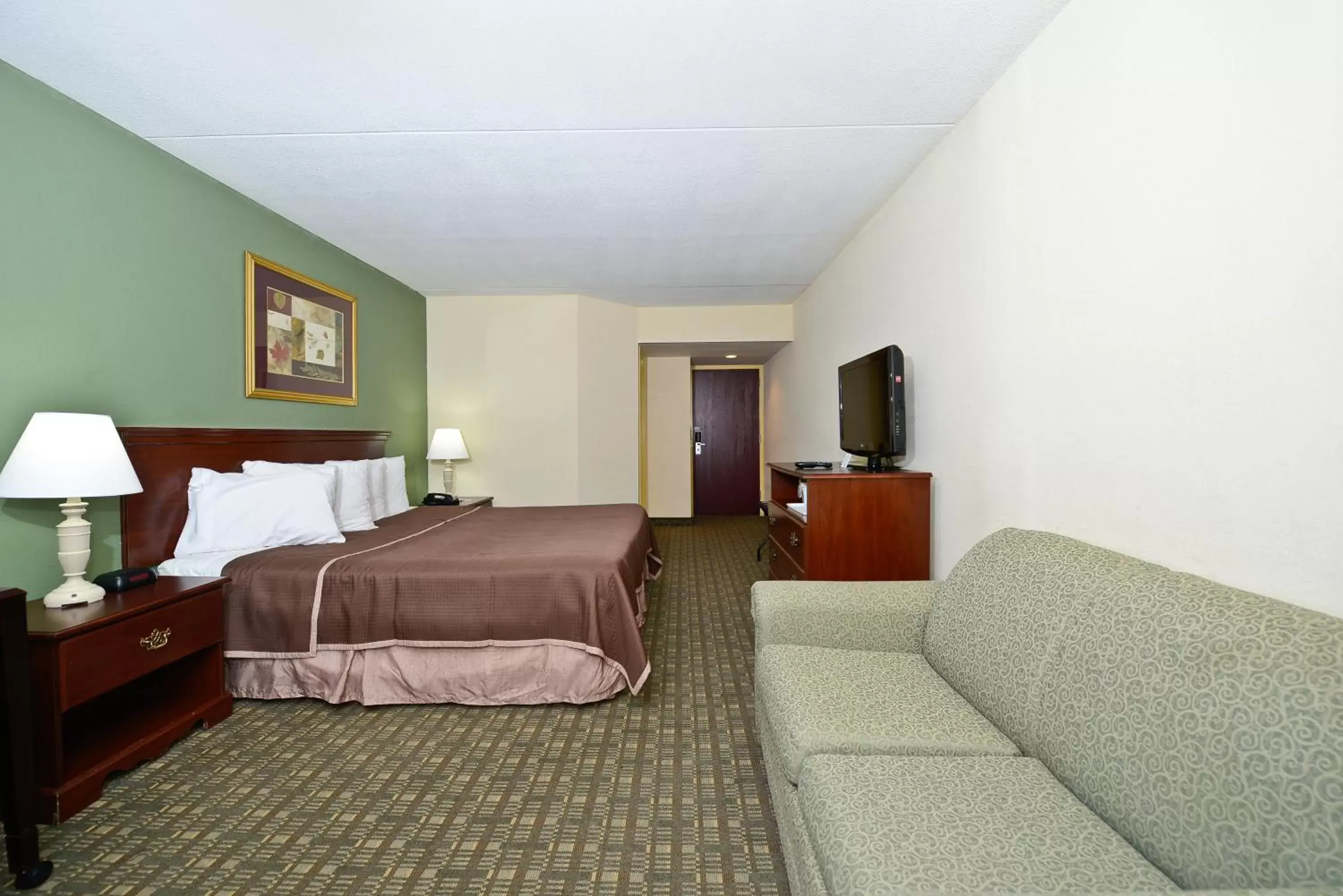 Photo of the whole room, TV/Entertainment Center in Howard Johnson by Wyndham Newark Airport