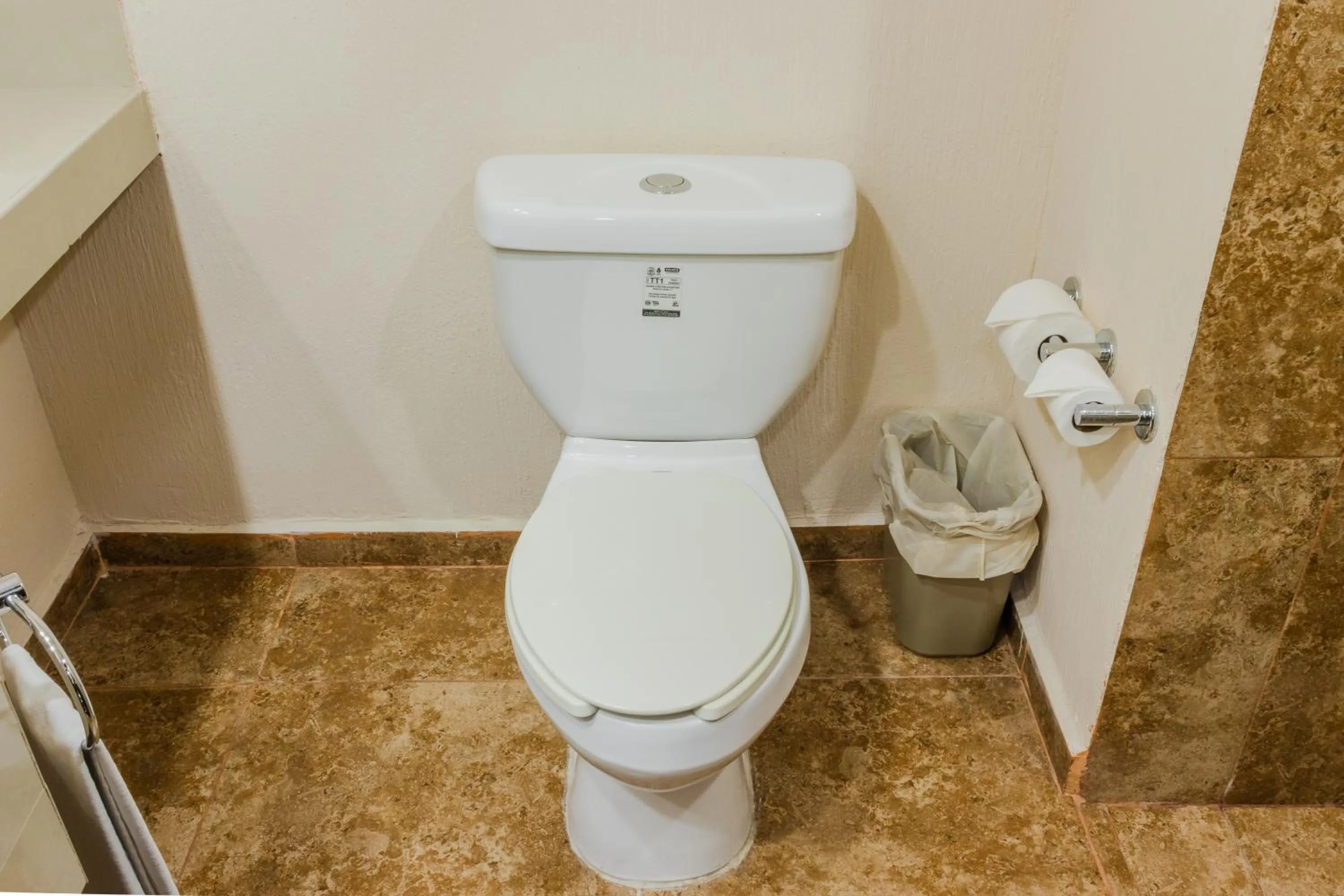 Bathroom in Paris FC Hotel