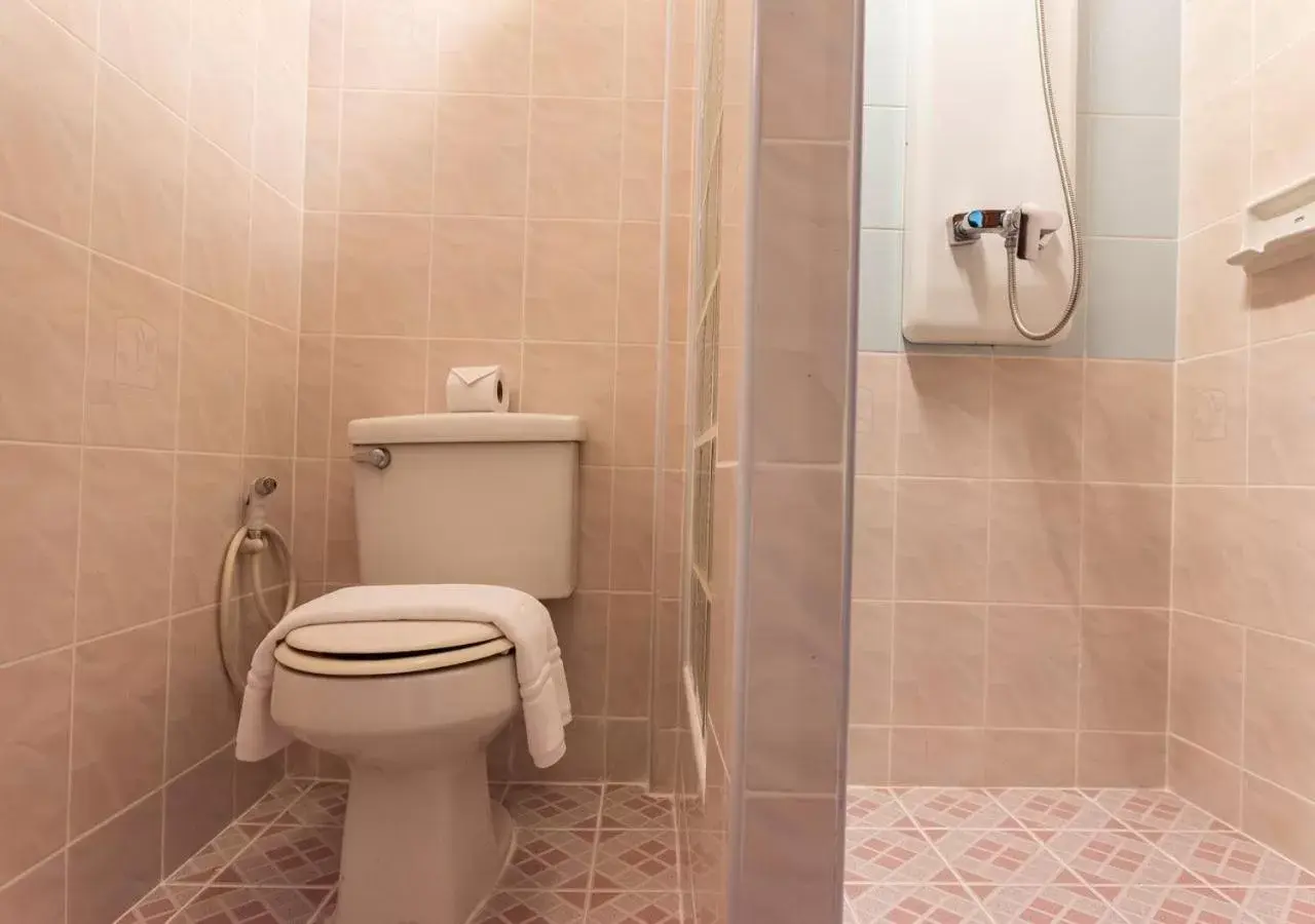 Shower, Bathroom in D&D Inn Khaosan