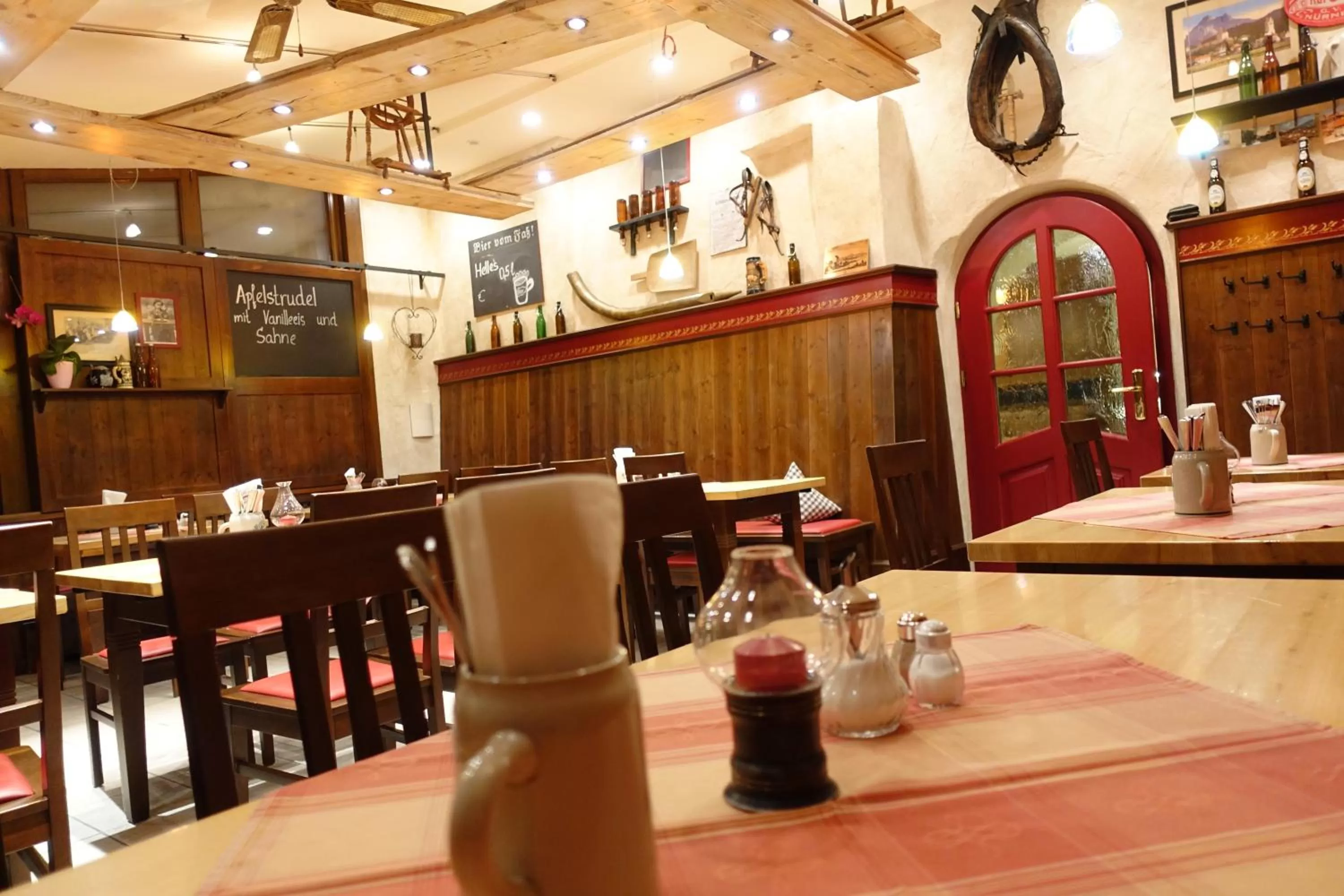 Restaurant/places to eat in Altstadt-Hotel Zum Hechten