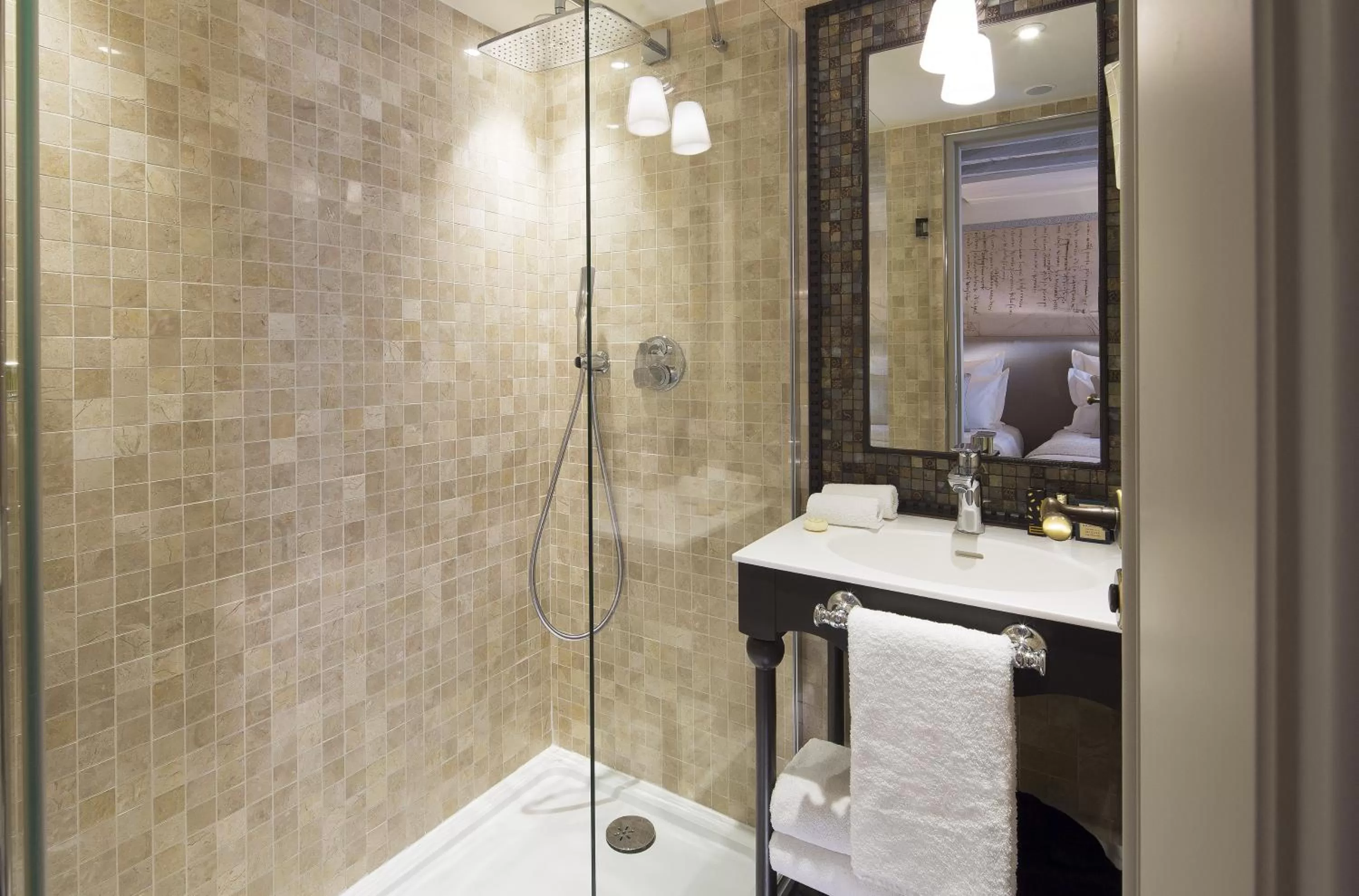 Bathroom in Hôtel Da Vinci & Spa