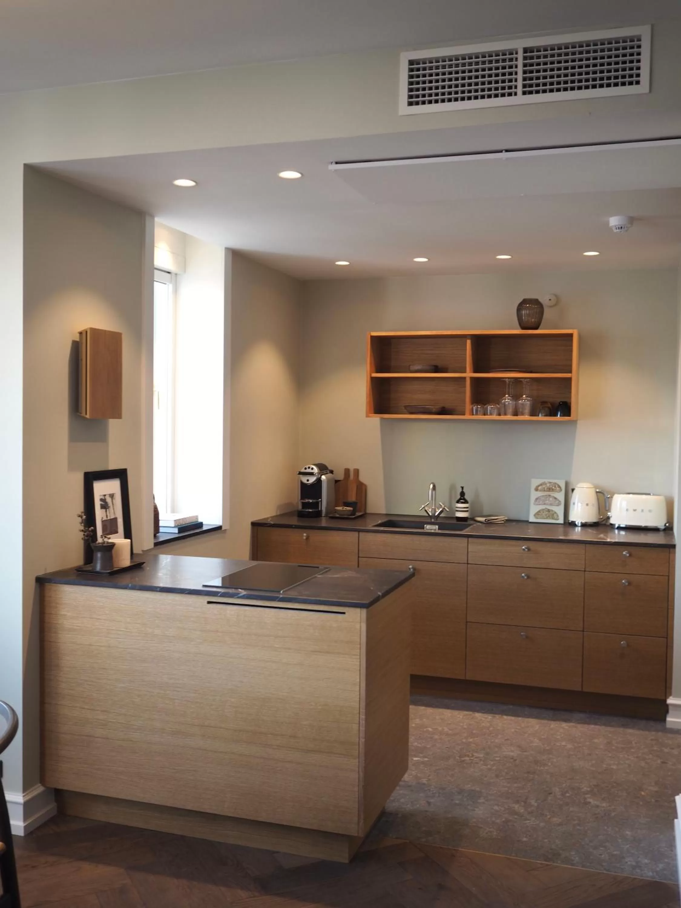 Coffee/tea facilities in Hypernym Hotel & Suites