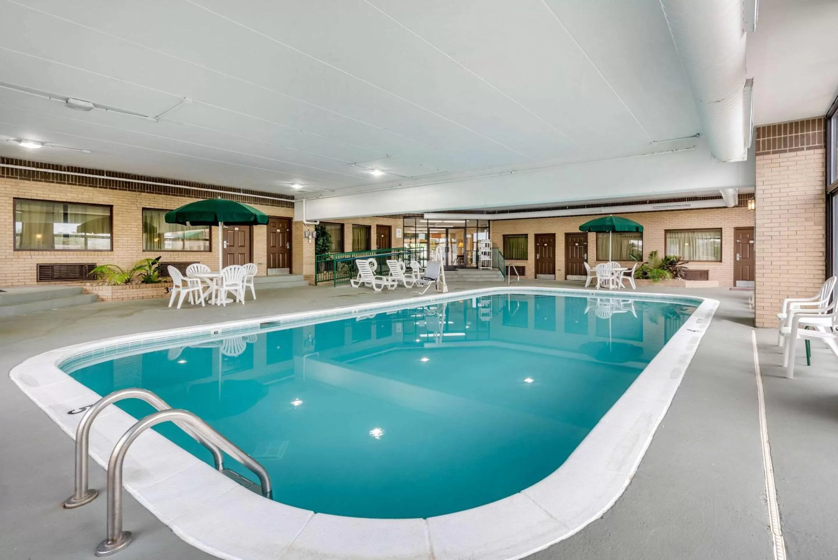 Swimming Pool in Quality Inn Louisville