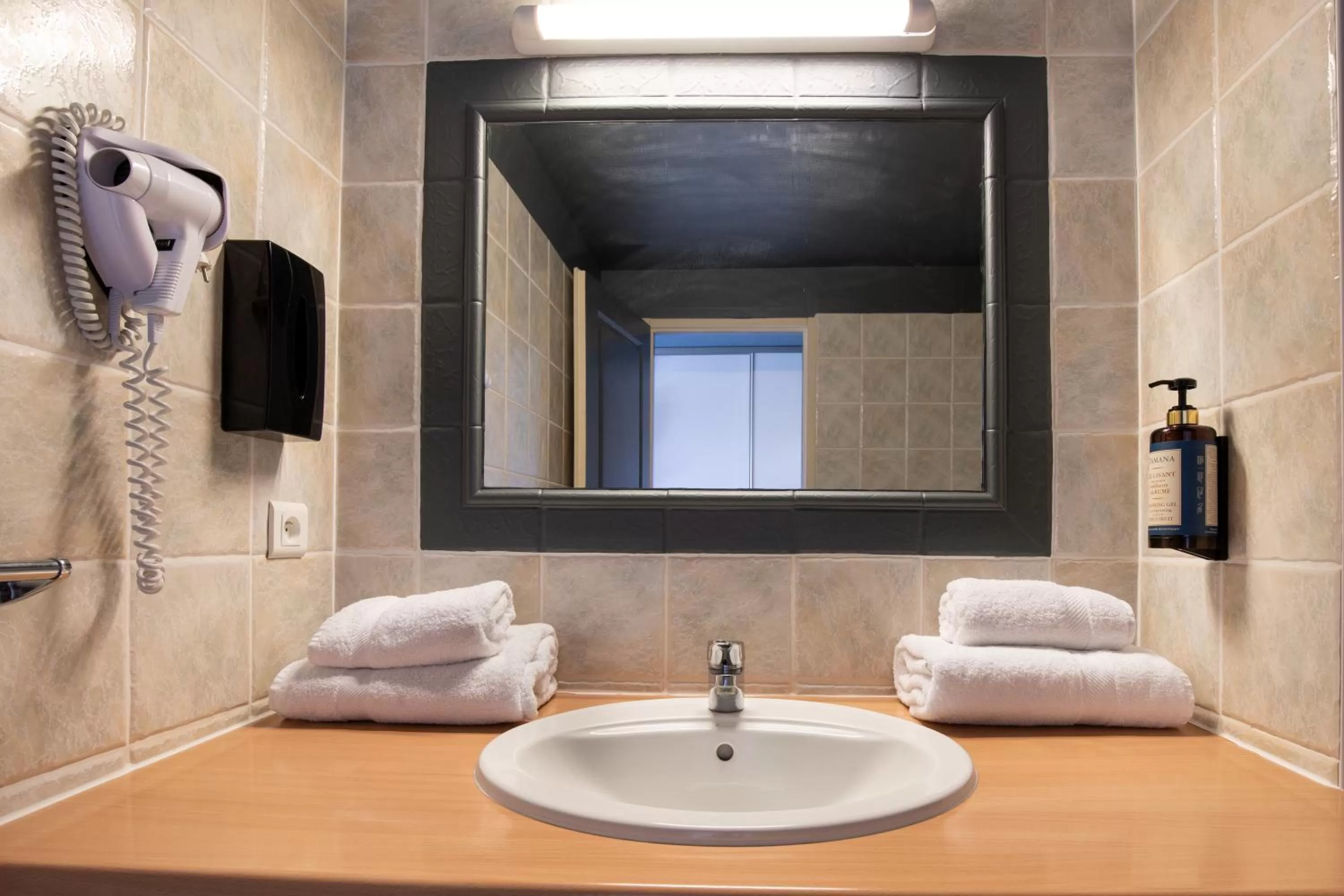 Bathroom in Hôtel La Perna