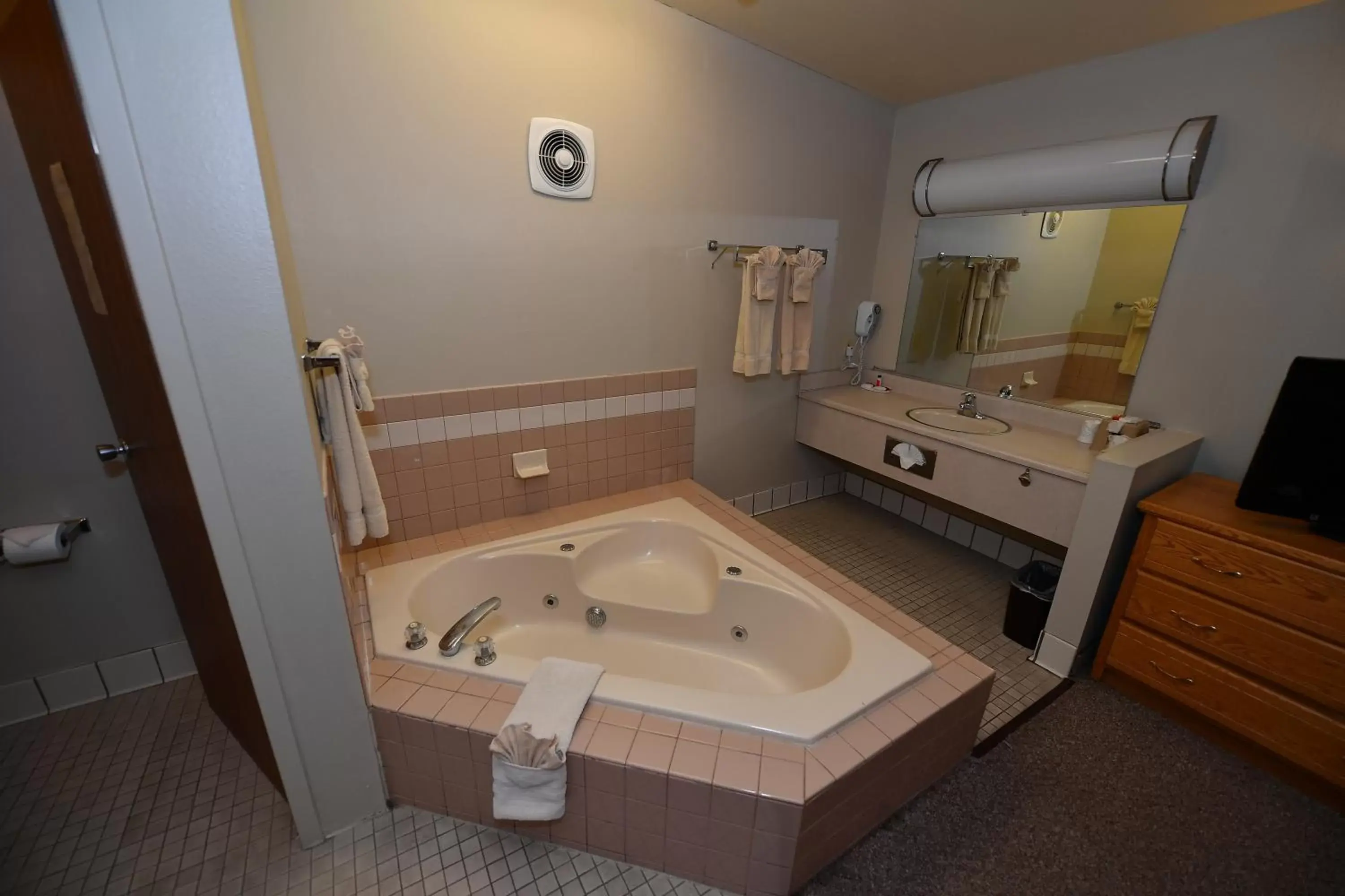 Bathroom in Costa Mesa Inn - Newport Beach Area