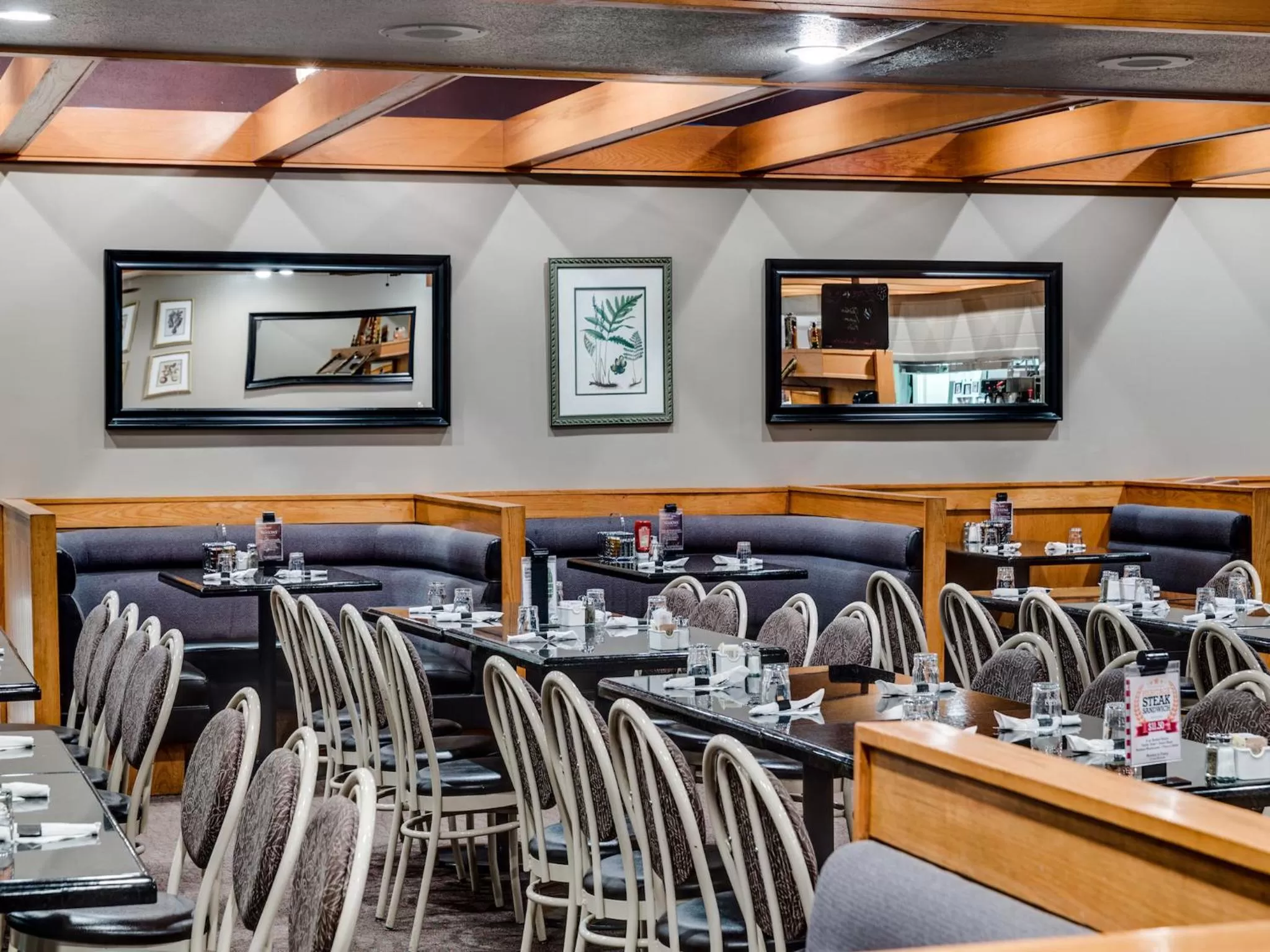 Restaurant/places to eat in Heritage Inn Hotel & Convention Centre - Saskatoon