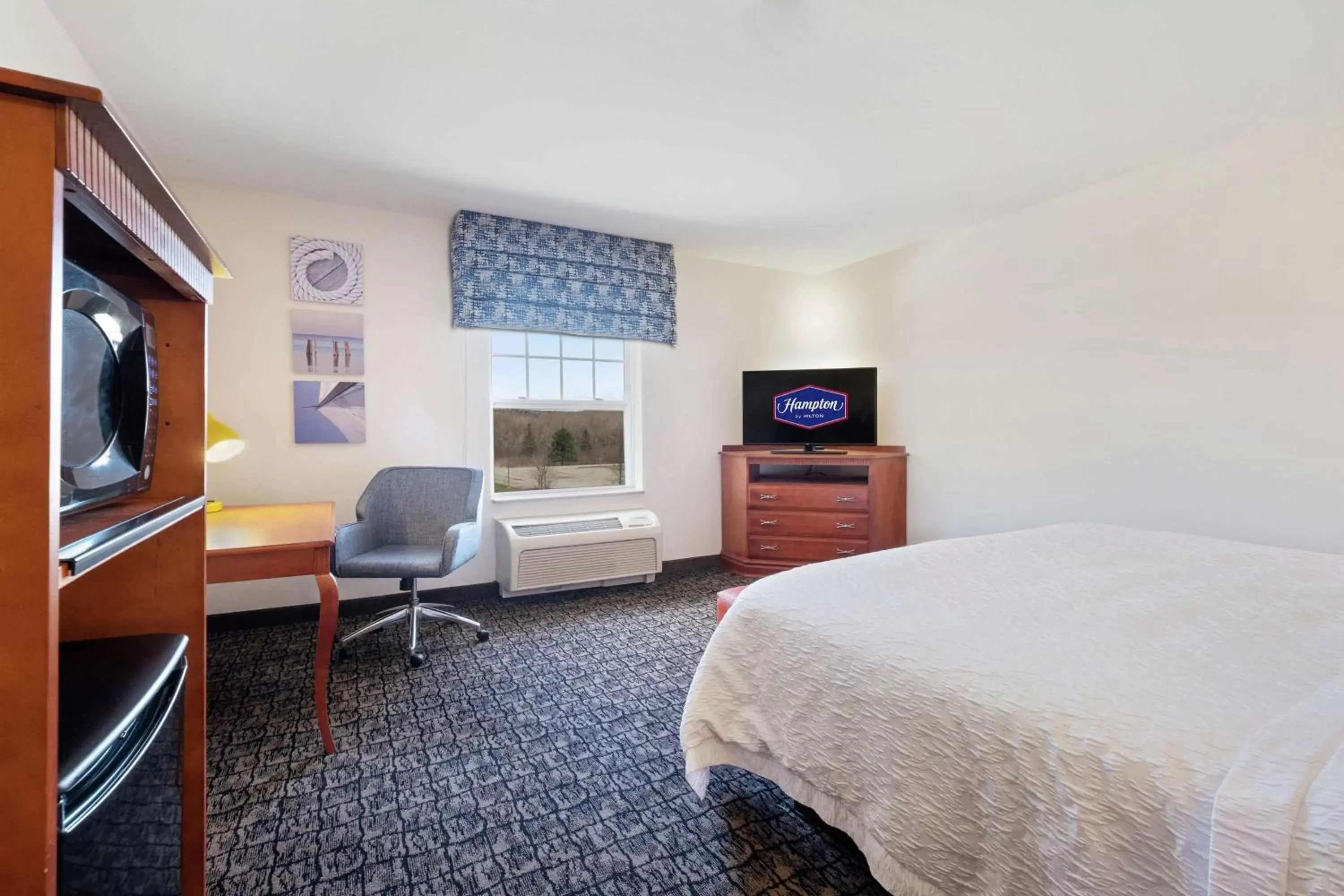 Bedroom, TV/Entertainment Center in Hampton Inn & Suites Rockland