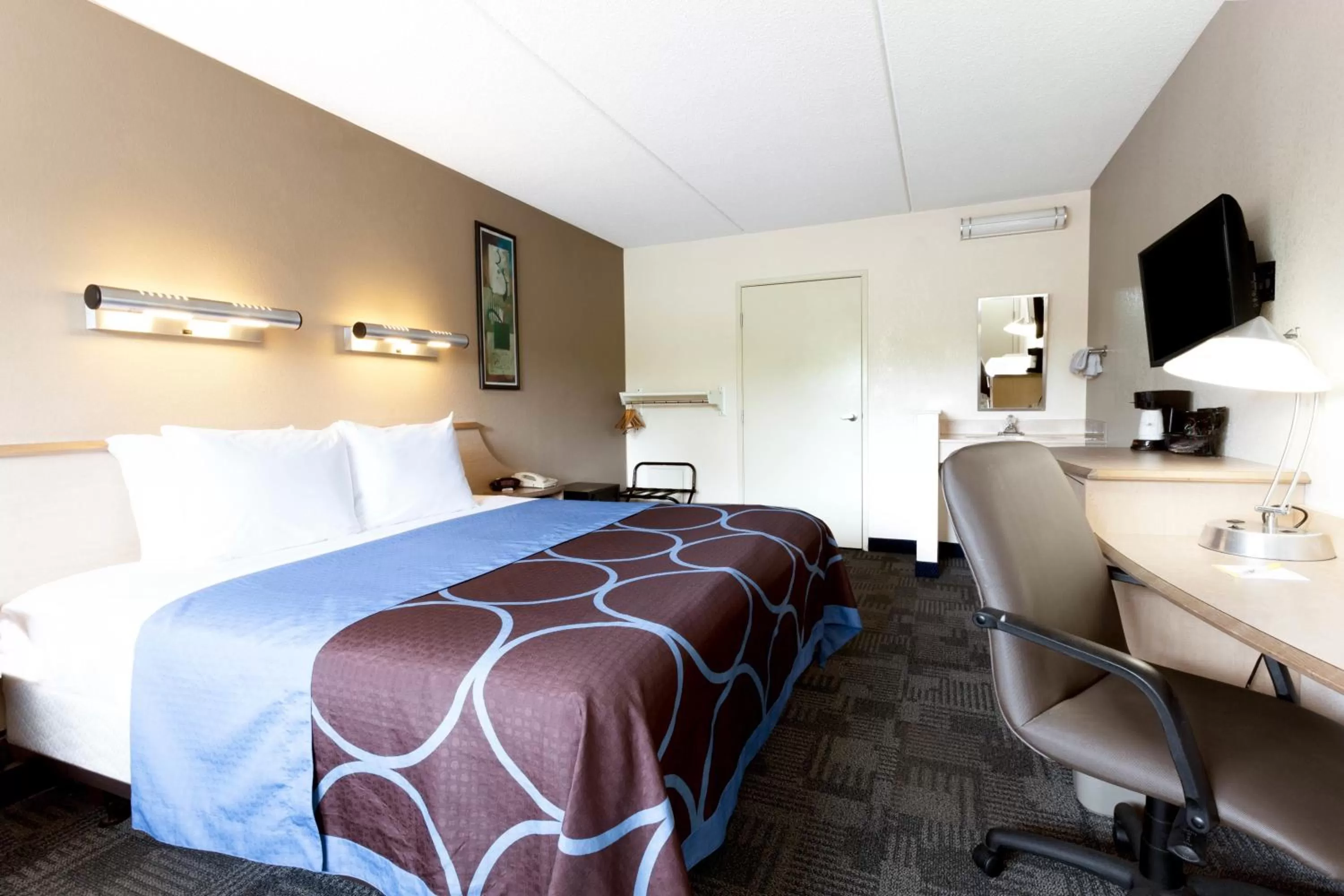 King Room - Mobility Access/Non-SmokingÂ  in Days Inn by Wyndham Monmouth Junction-S Brunswick-Princeton