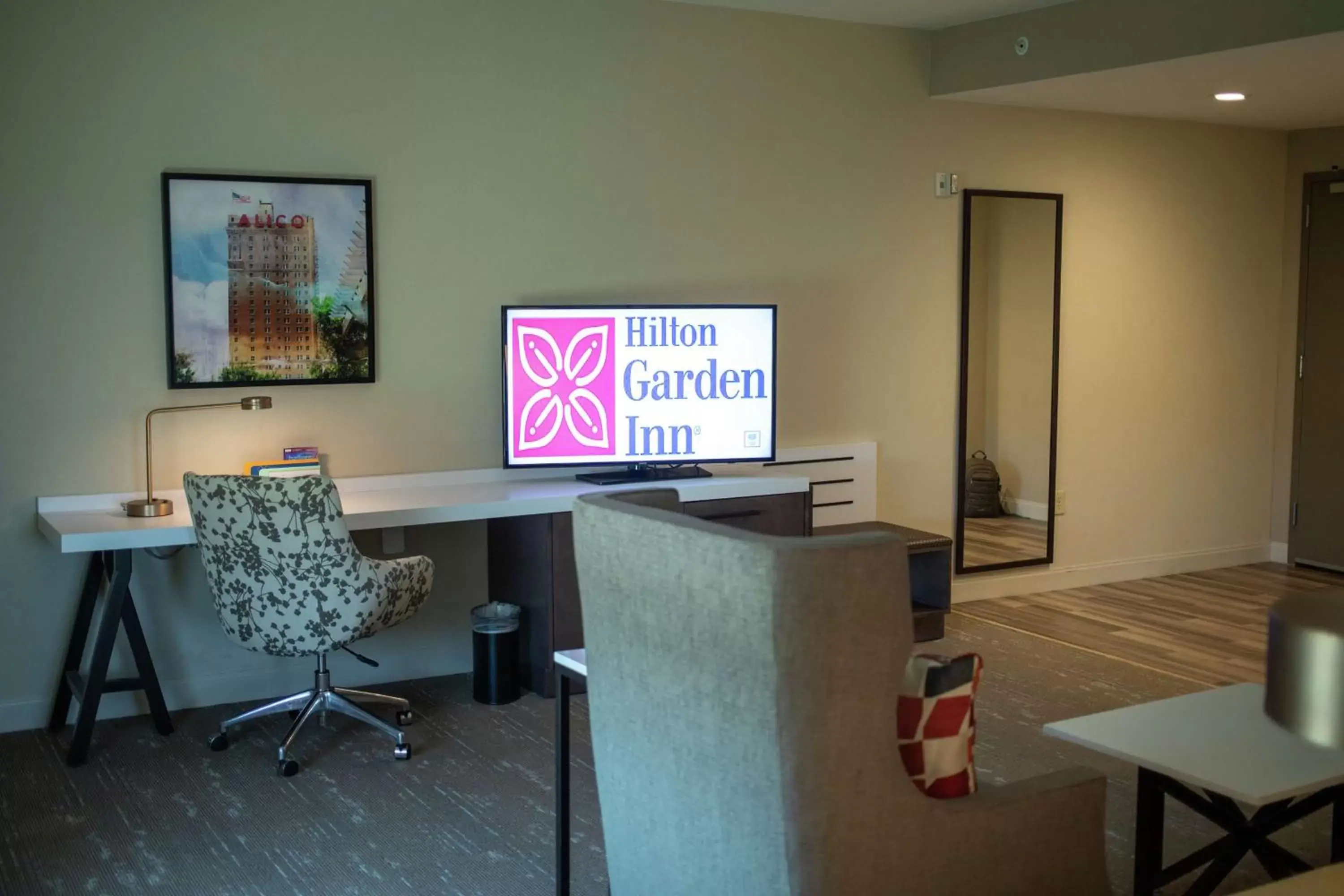 Bedroom, TV/Entertainment Center in Hilton Garden Inn Waco