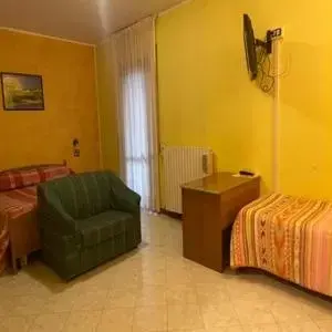 Bedroom, Seating Area in Hotel Giampy