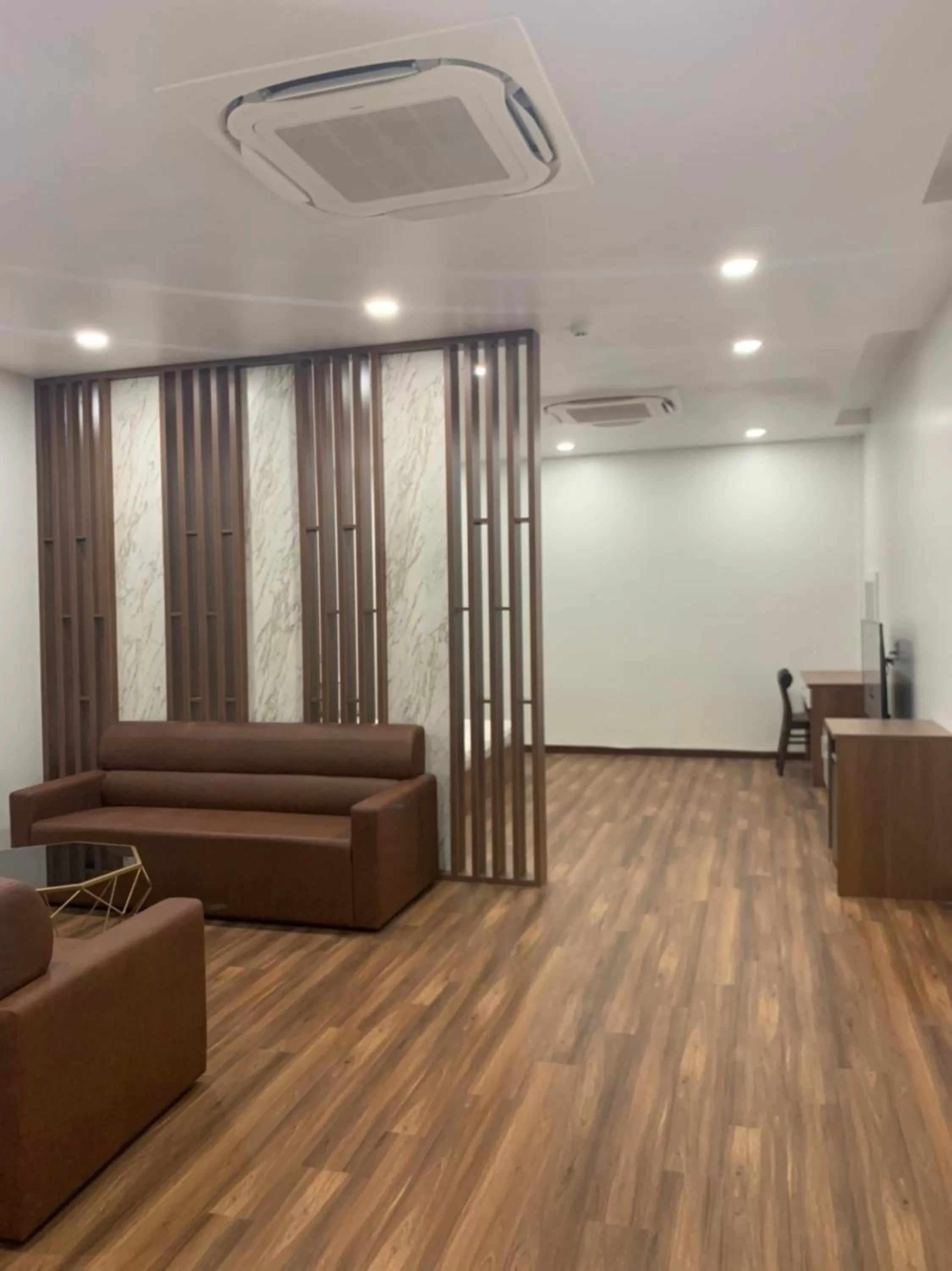 Seating area, Lobby/Reception in Hoang Hung Hotel