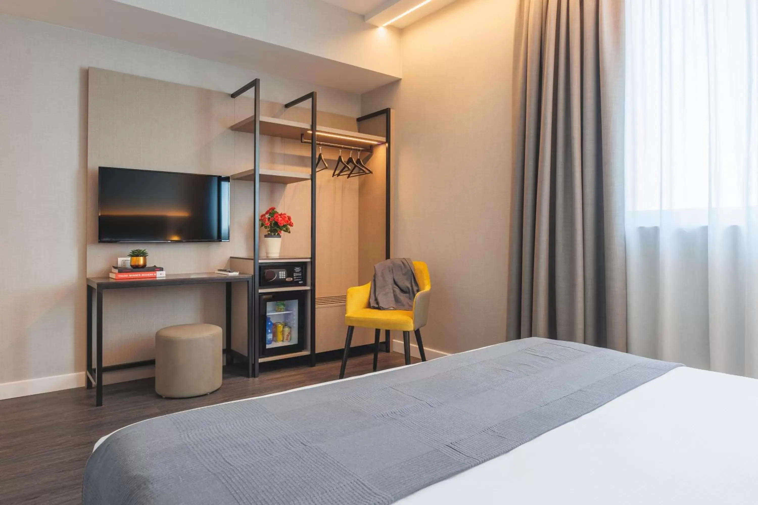 Bedroom, TV/Entertainment Center in IH Hotels Milano Centrale