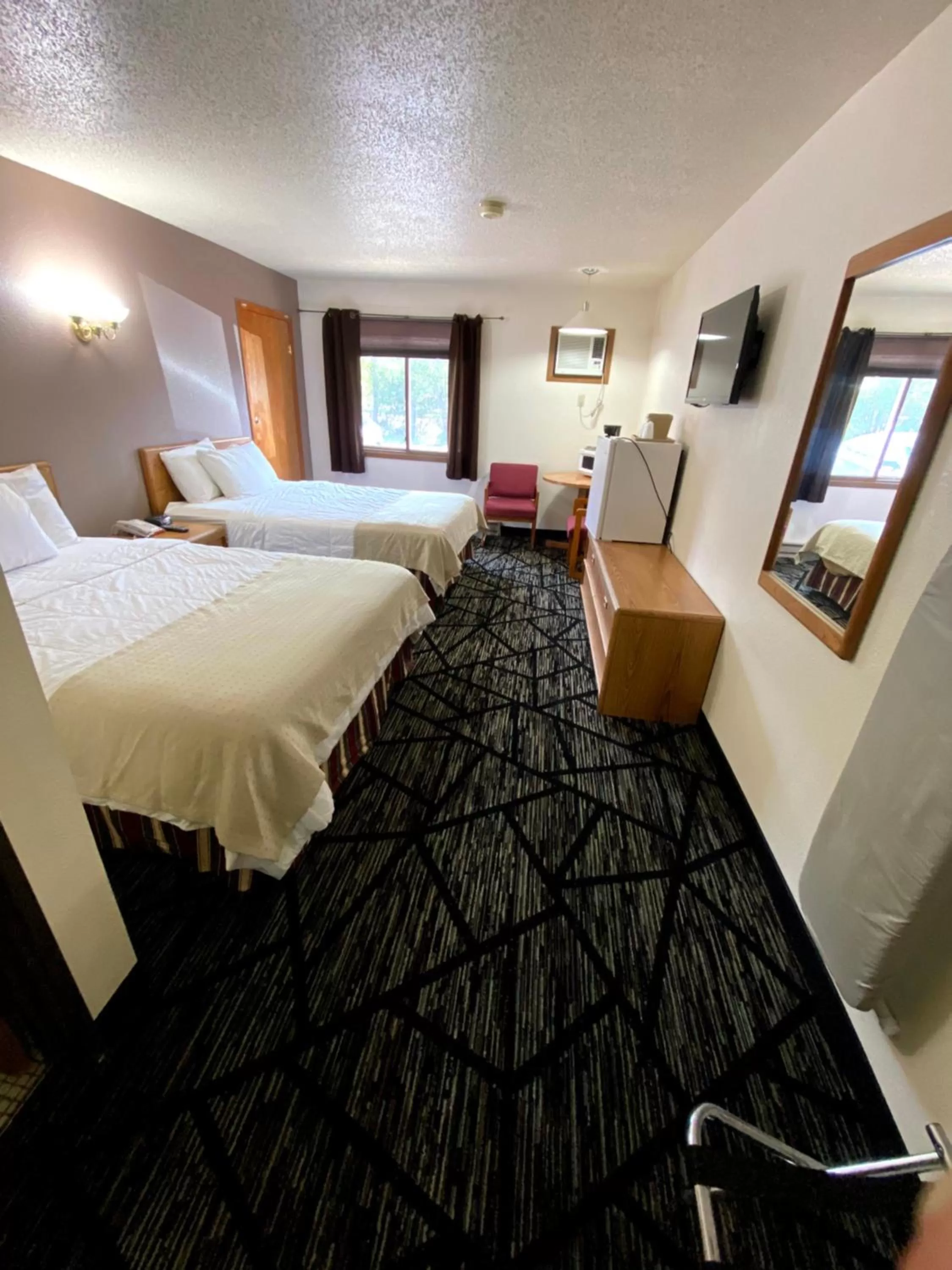 Photo of the whole room, Bed in Woodland Inn & Suites
