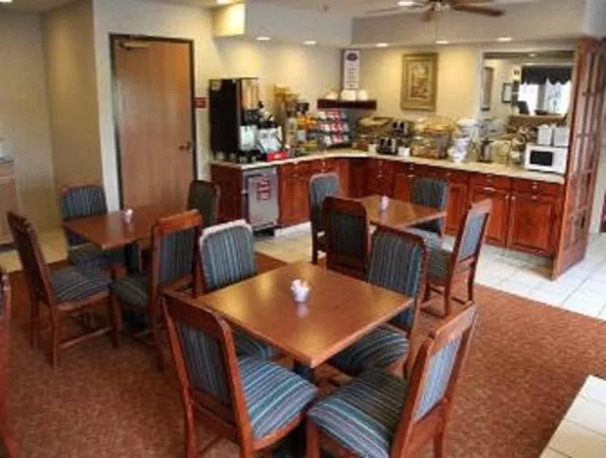 Restaurant/places to eat in Baymont by Wyndham Rolla