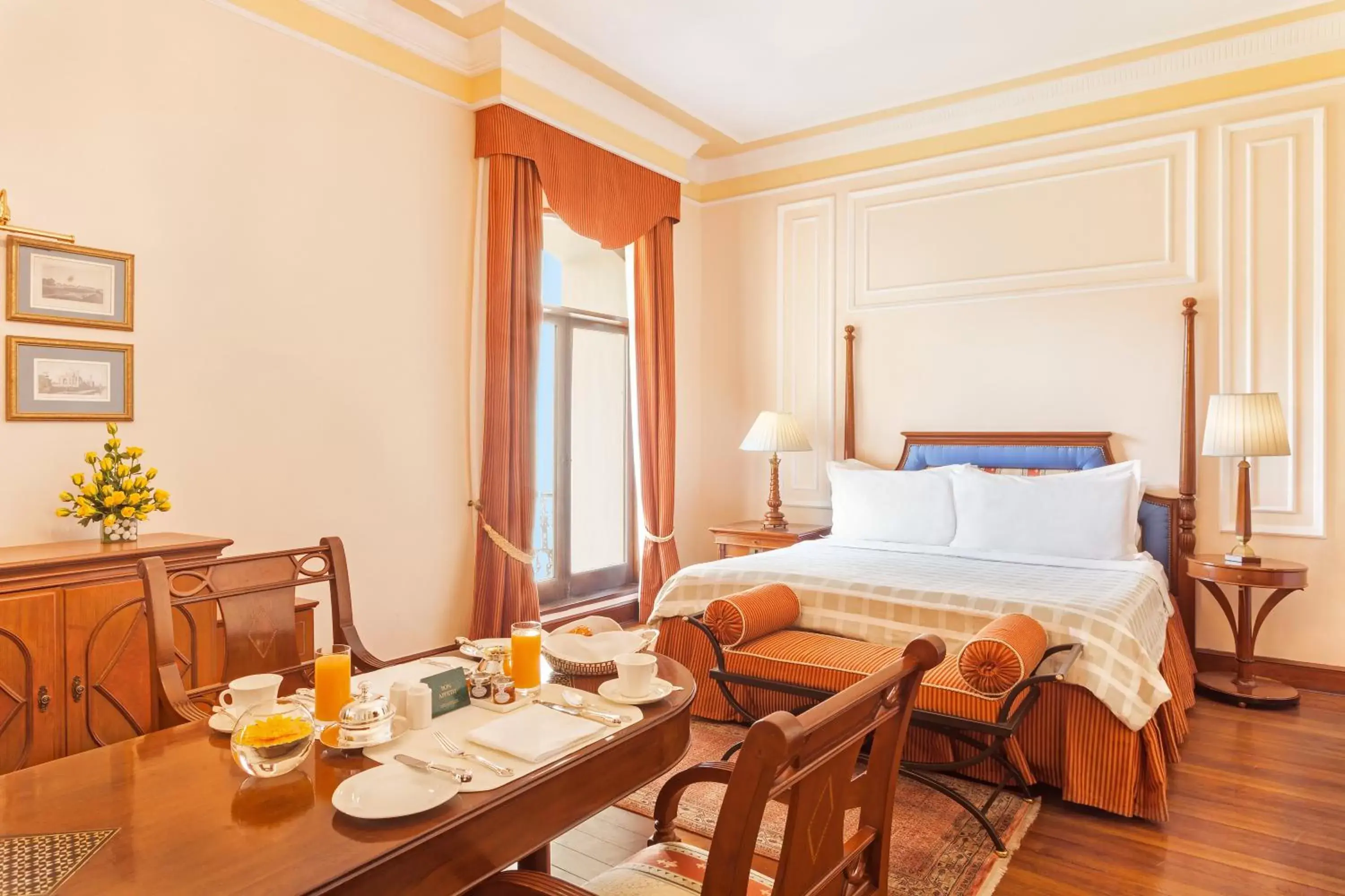 Bedroom in The Oberoi Grand Kolkata