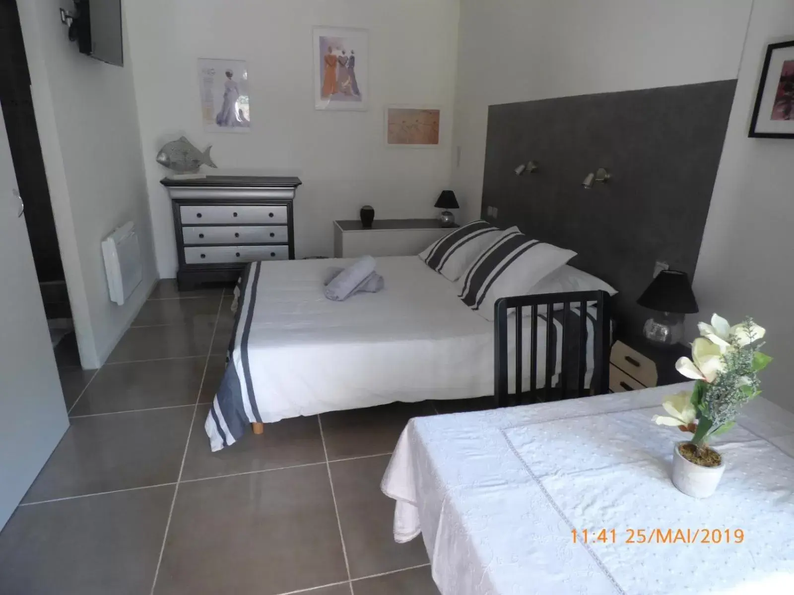 Bed in MAS MAURANE-Chambre d'hôte avec SPA privé