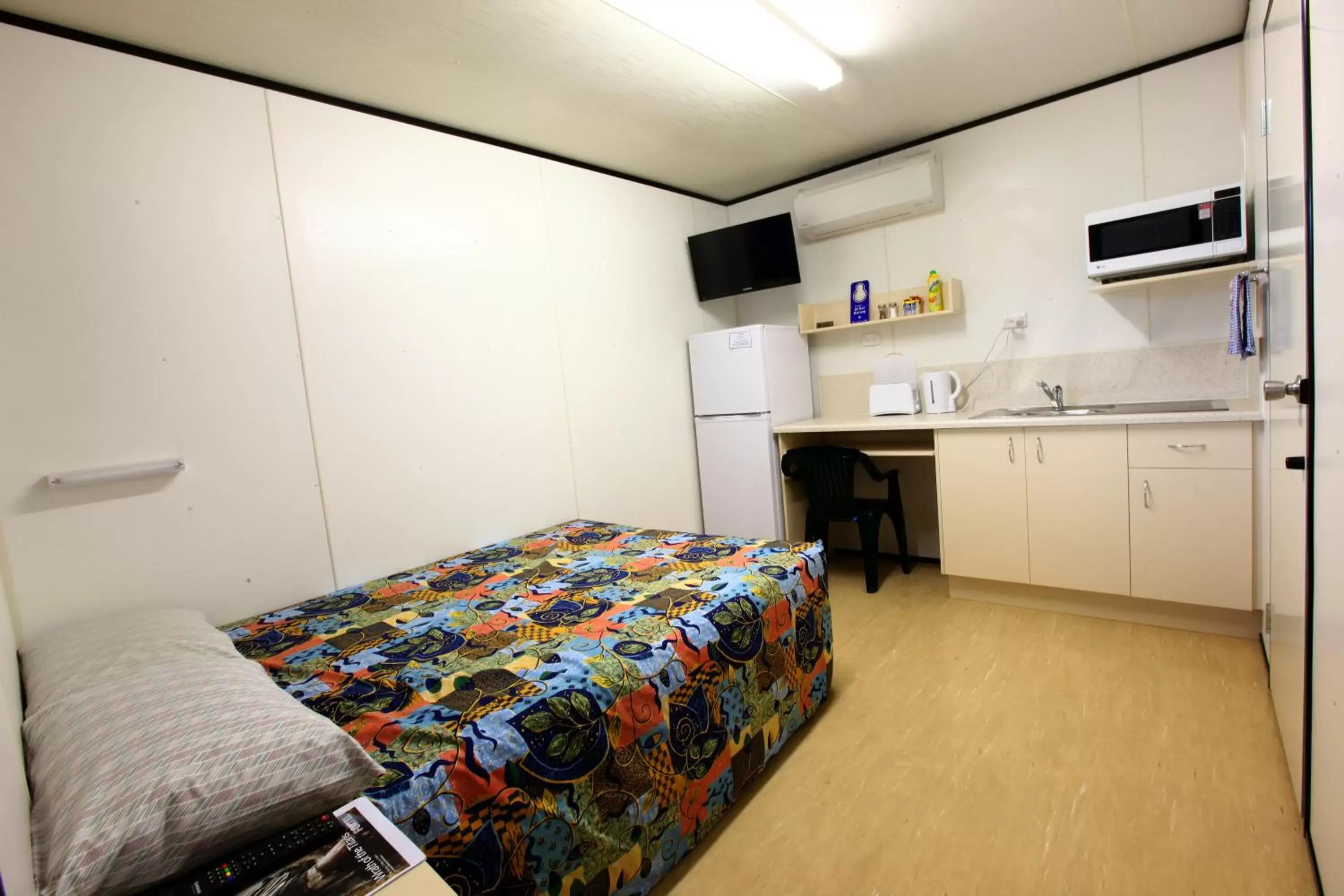 Bed, Kitchen/Kitchenette in Leichhardt Accommodation