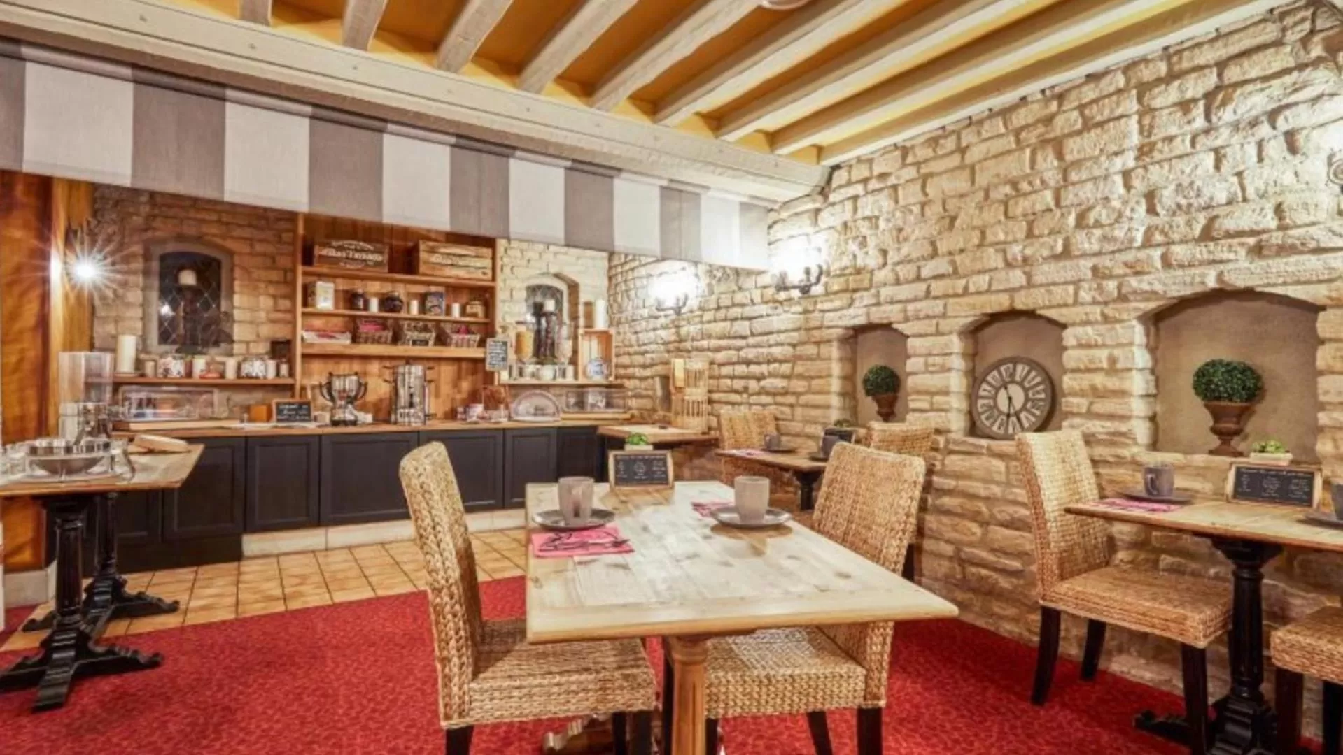 Breakfast in Hotel restaurant La Pêcherie - Le manoir d'à coté - Les 5 ruches -Logis hôtels