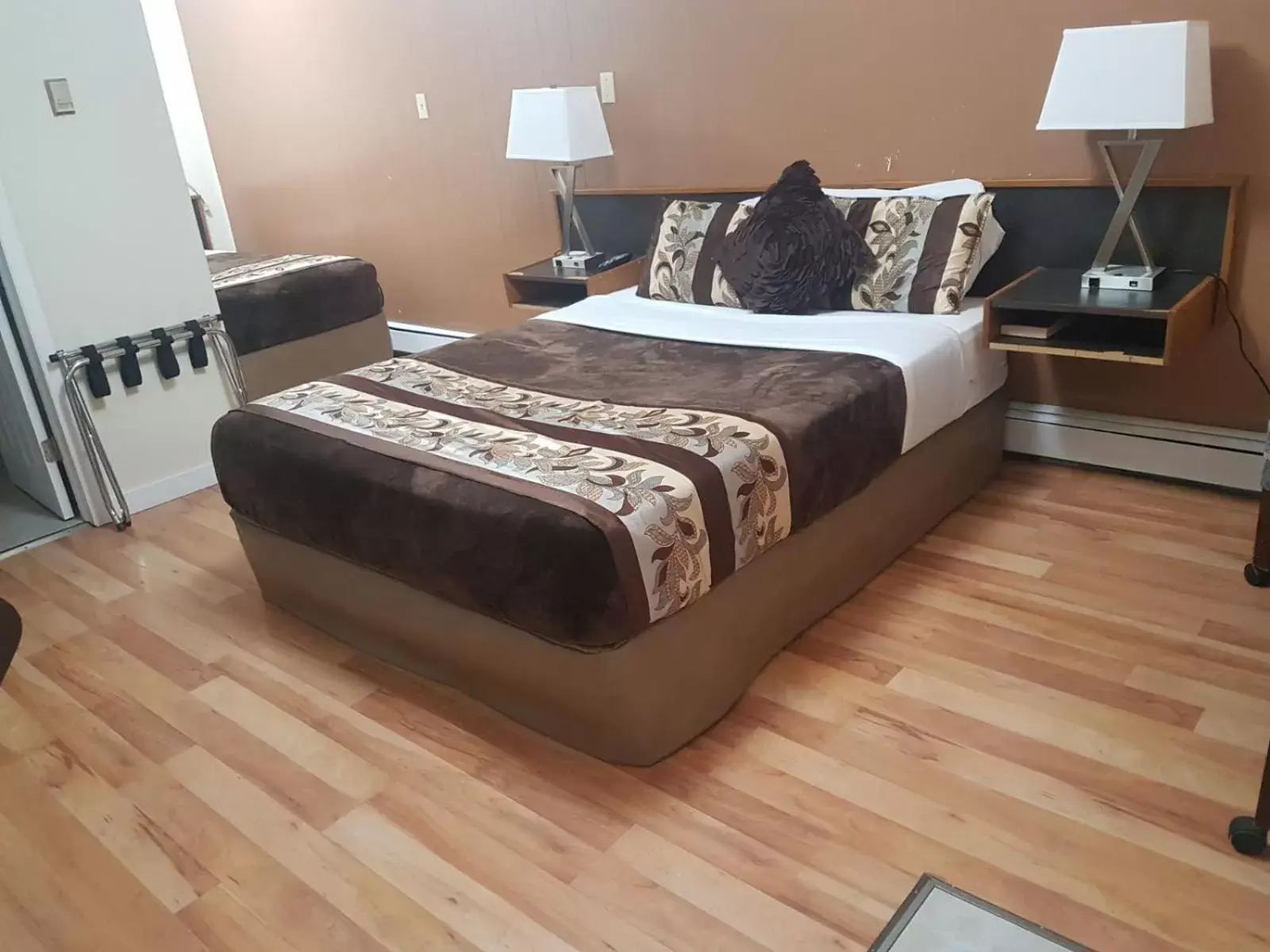 Bedroom, Bed in Parkway Motel & European Lodges