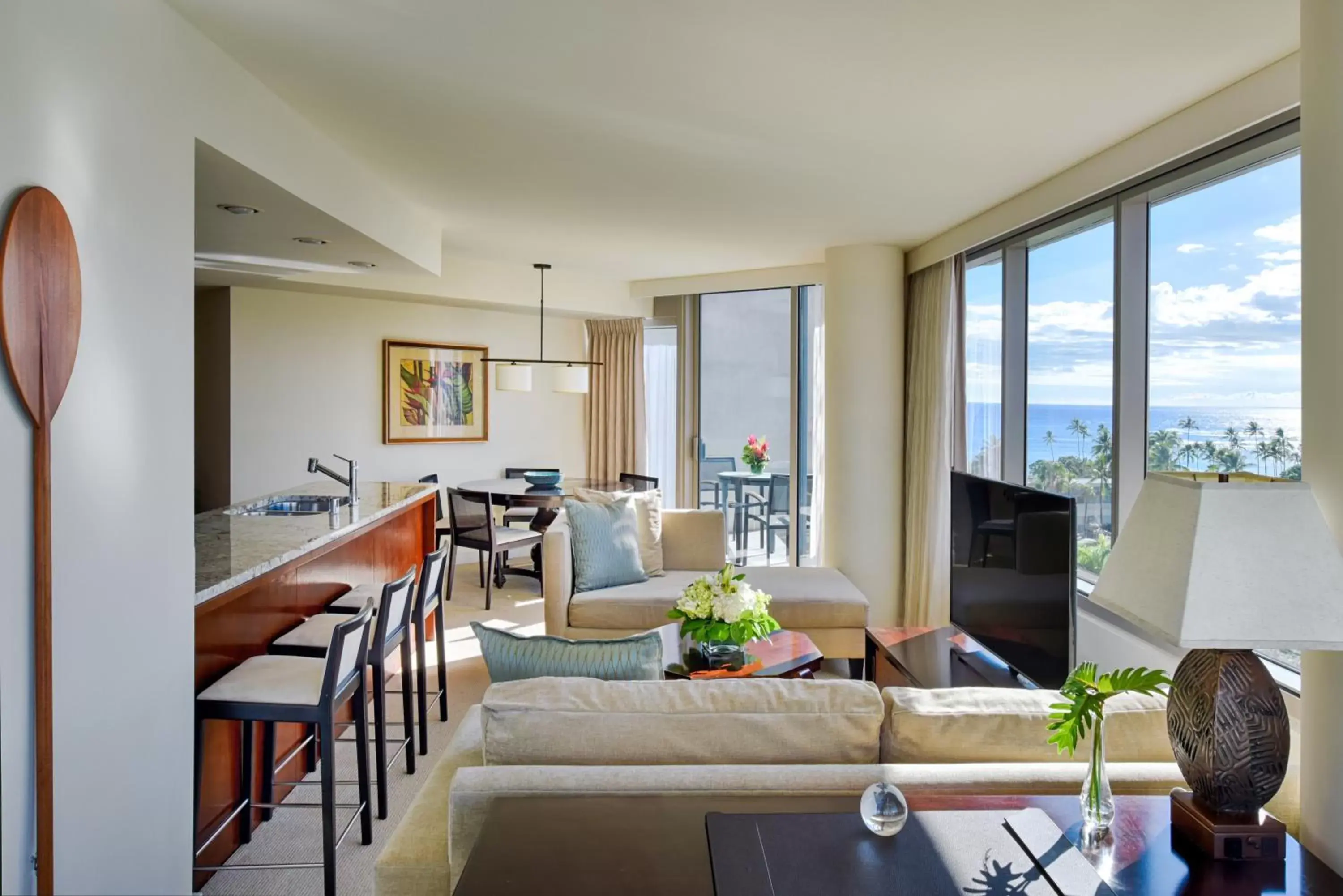 Kitchen or kitchenette, Seating Area in Trump International Hotel Waikiki