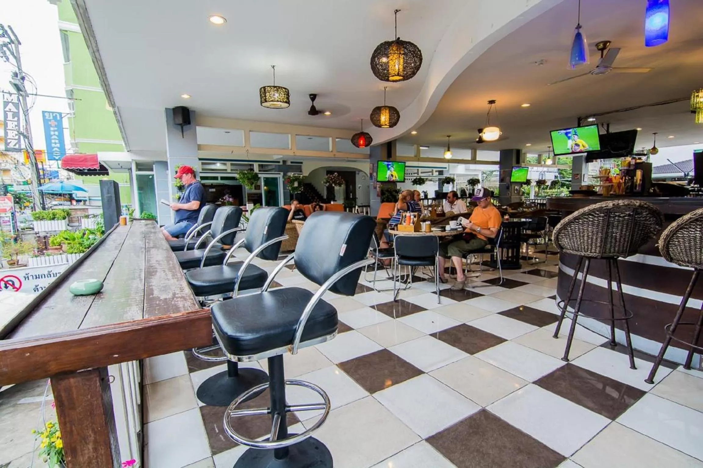 Restaurant/places to eat in Sutus Court 5