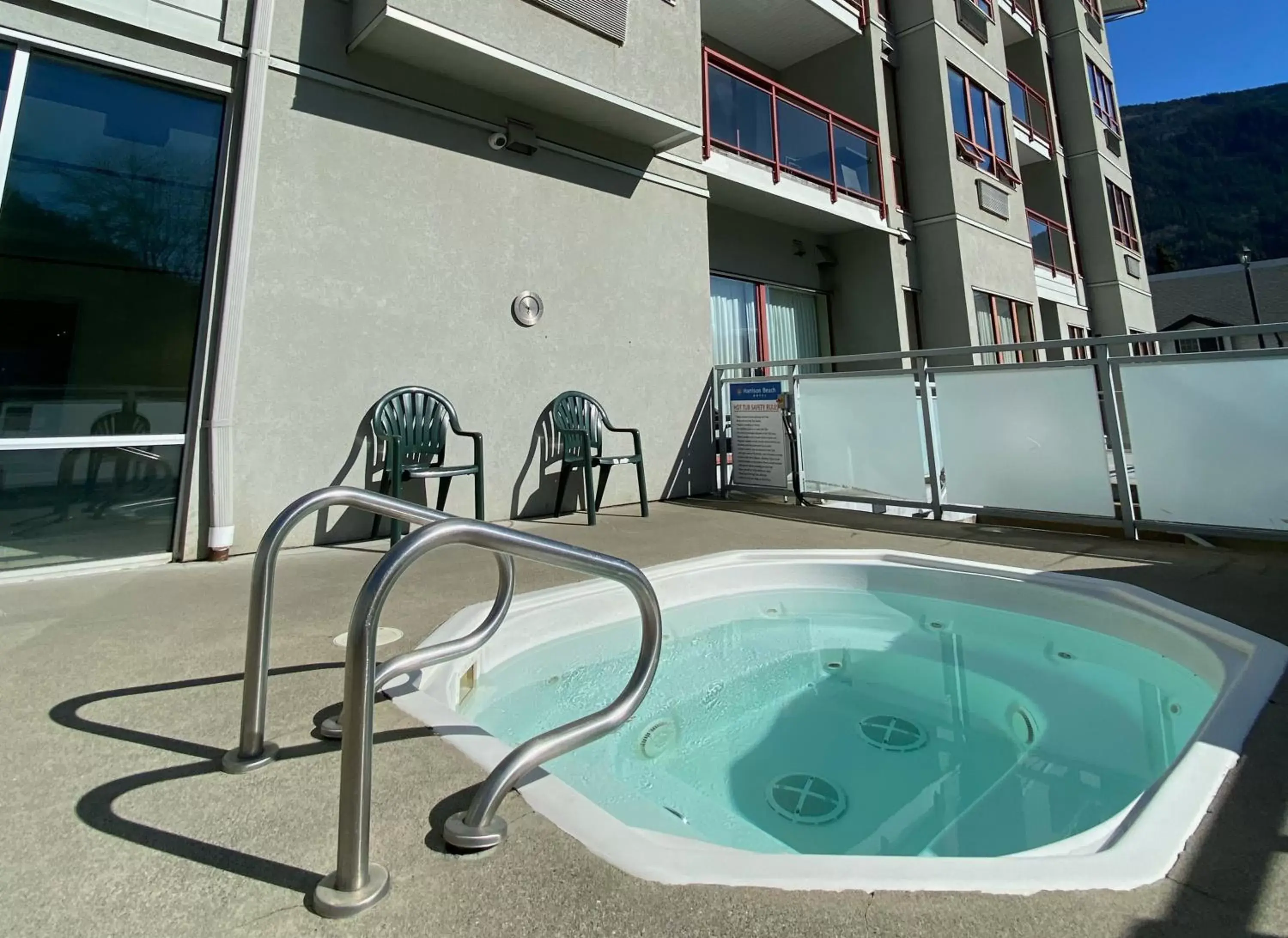 Hot Tub, Swimming Pool in Harrison Beach Hotel