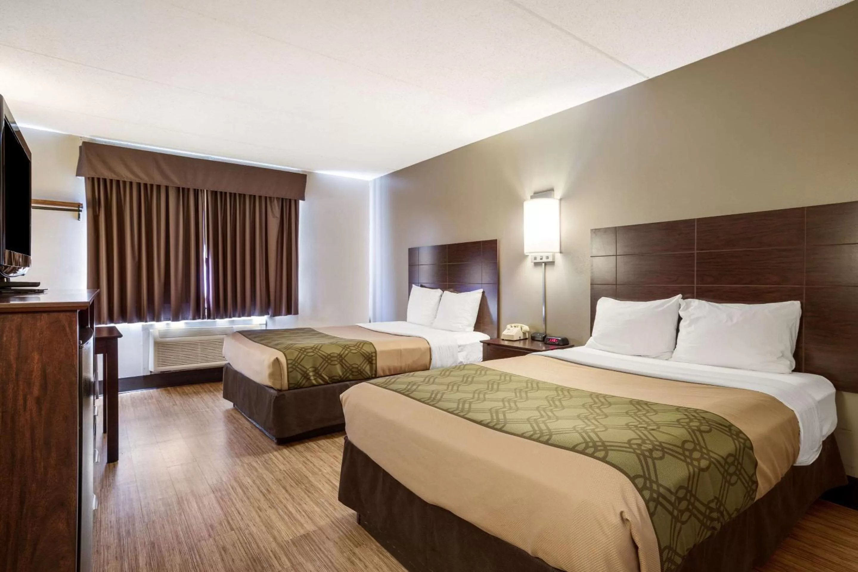 Bedroom, Bed in Econo Lodge Darien Lakes