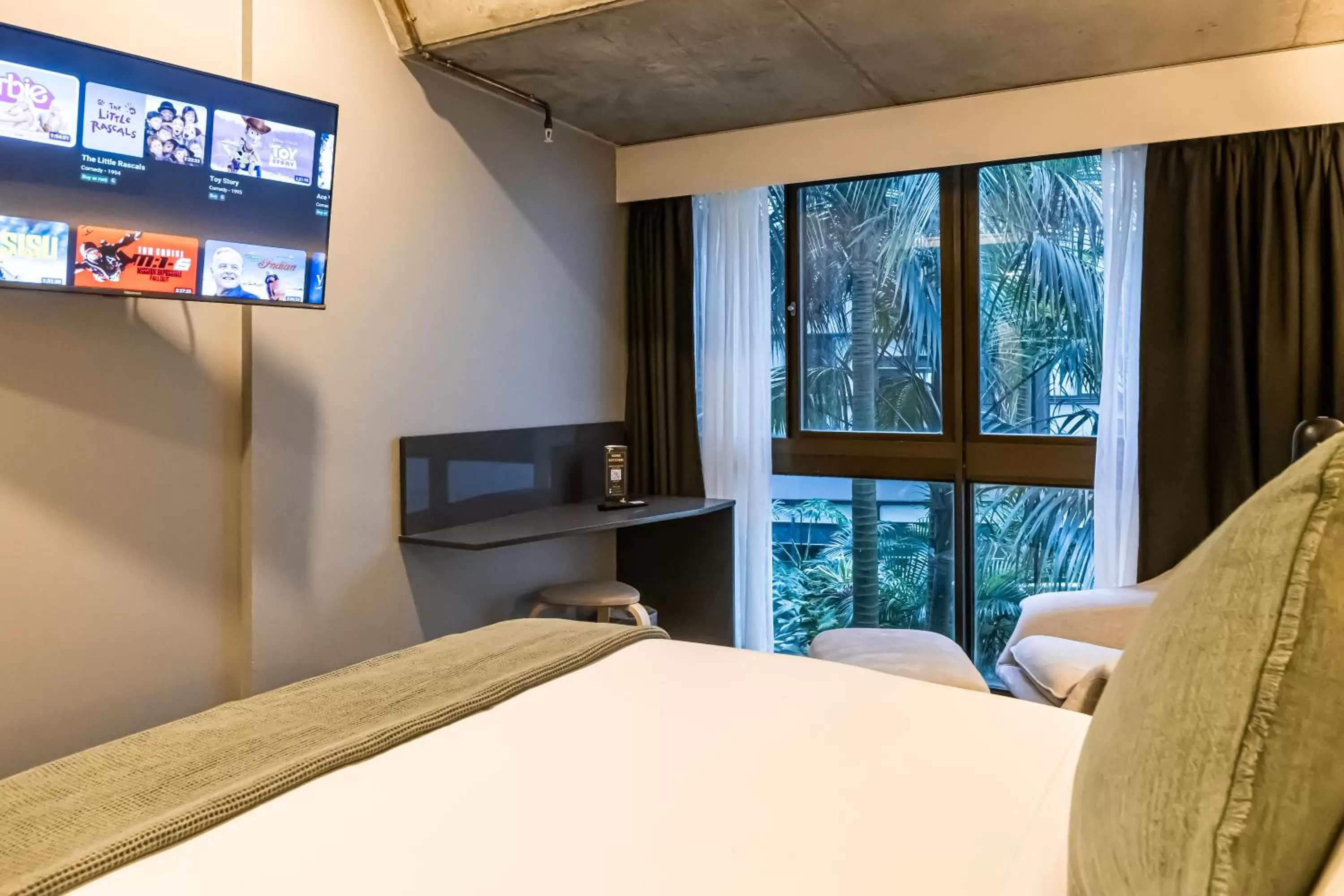 Photo of the whole room, Bed in Song Hotel Sydney