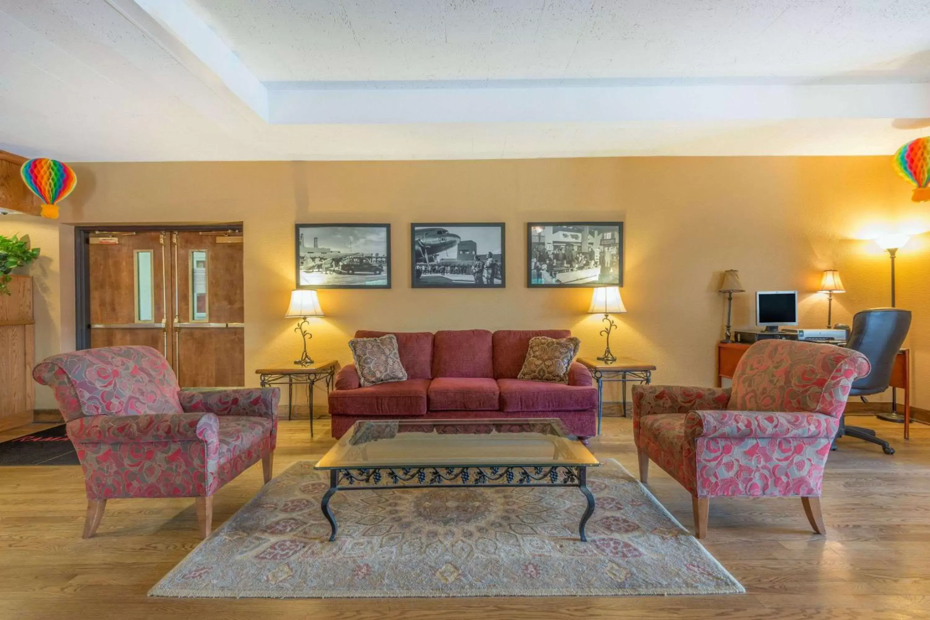 Lobby or reception, Seating Area in Ramada by Wyndham Albuquerque Airport