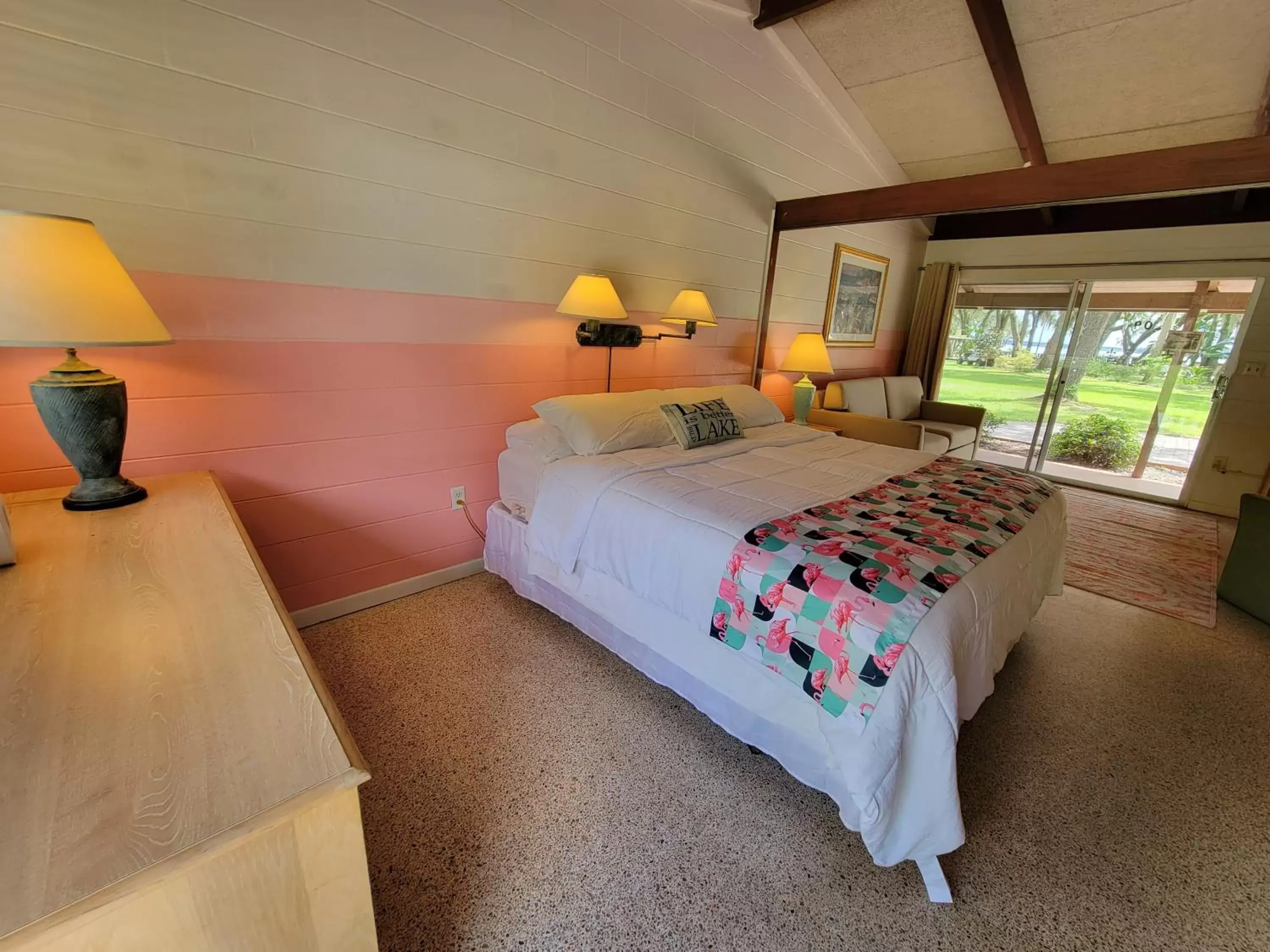 Bed in Tropical Marina & Resort on Lake Beresford