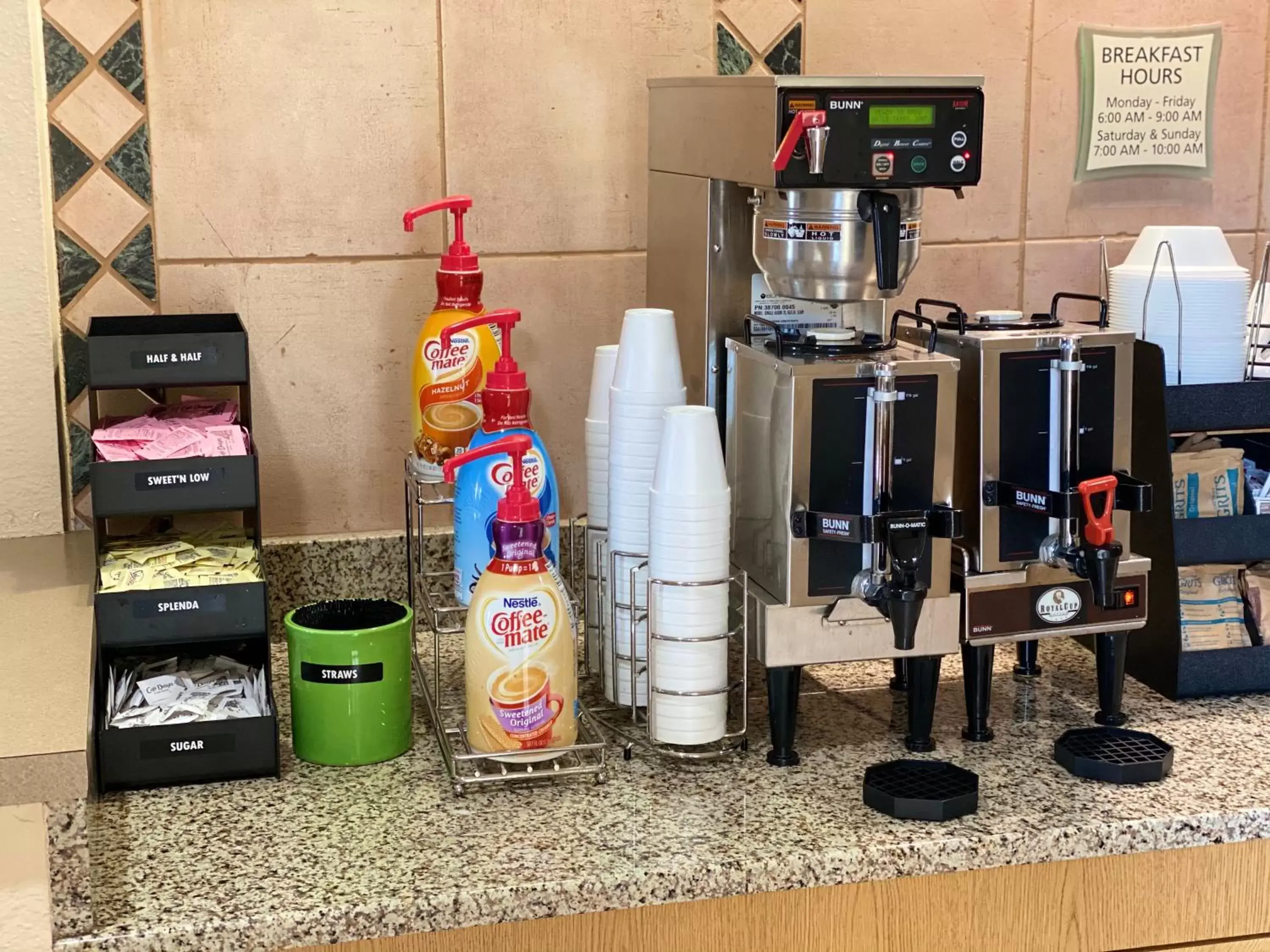 Lobby or reception, Kitchen/Kitchenette in La Quinta Inn by Wyndham Tyler