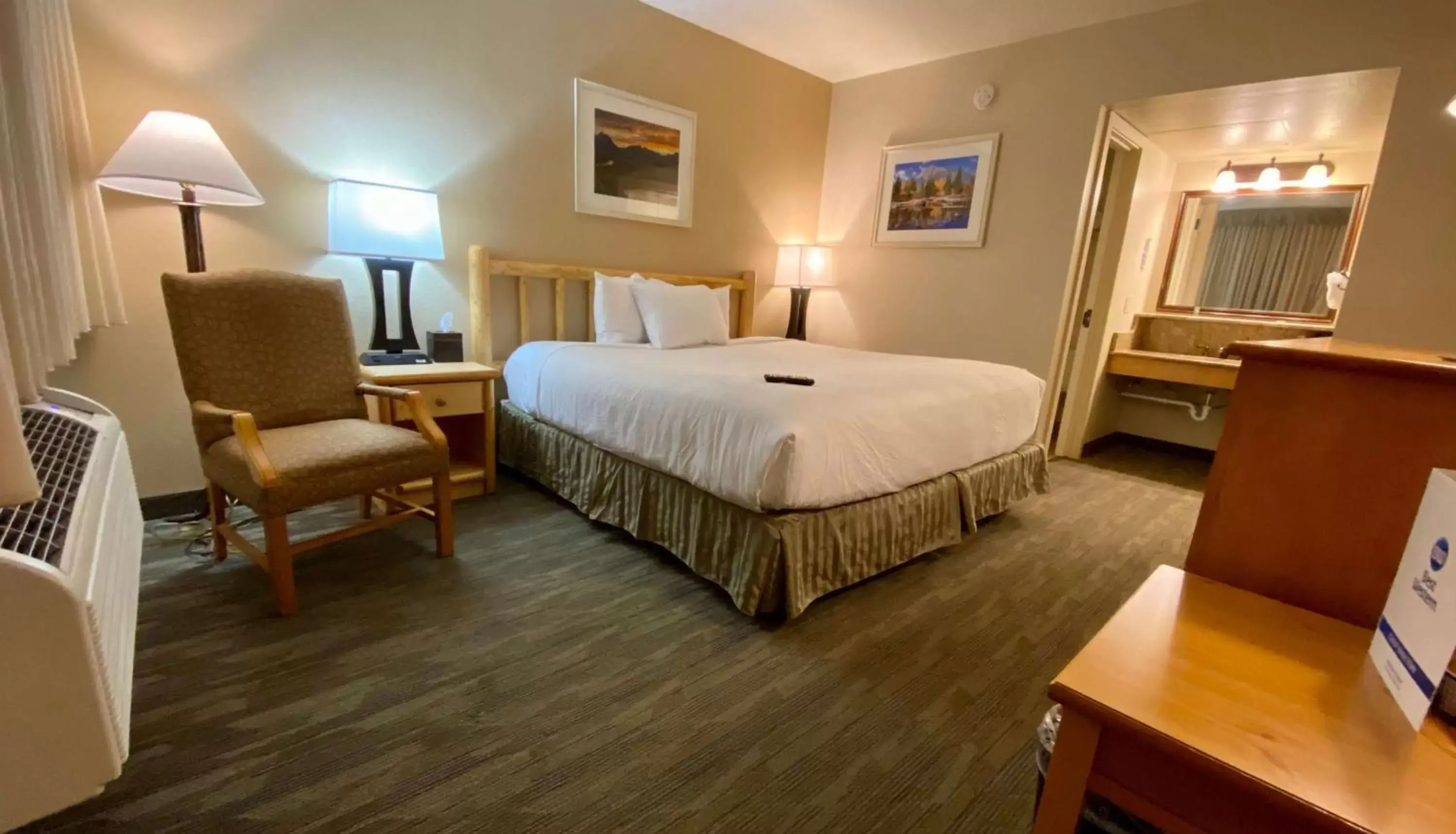 Photo of the whole room, Bed in Best Western Sheridan Center