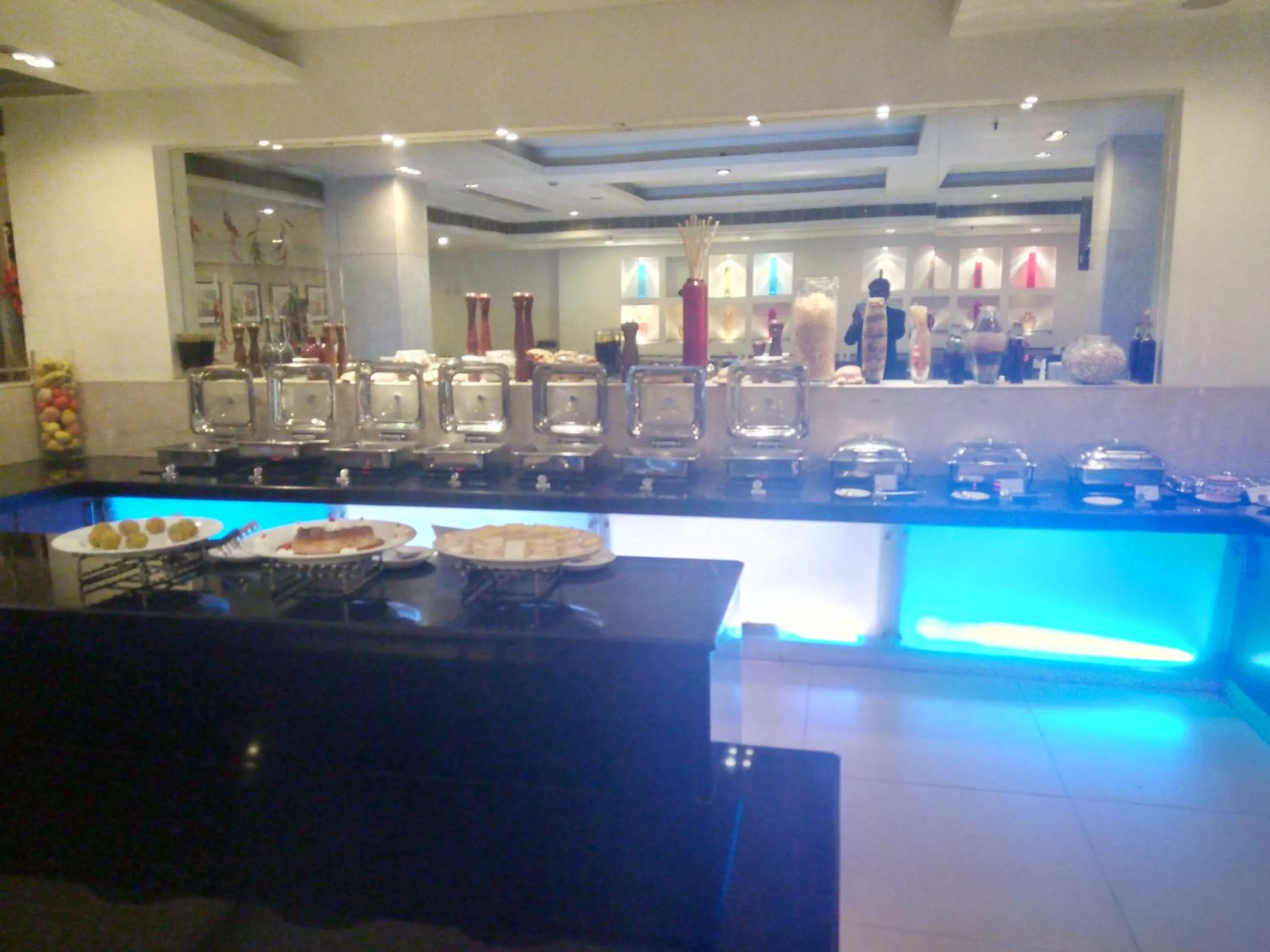 Restaurant/places to eat in Hampshire Plaza