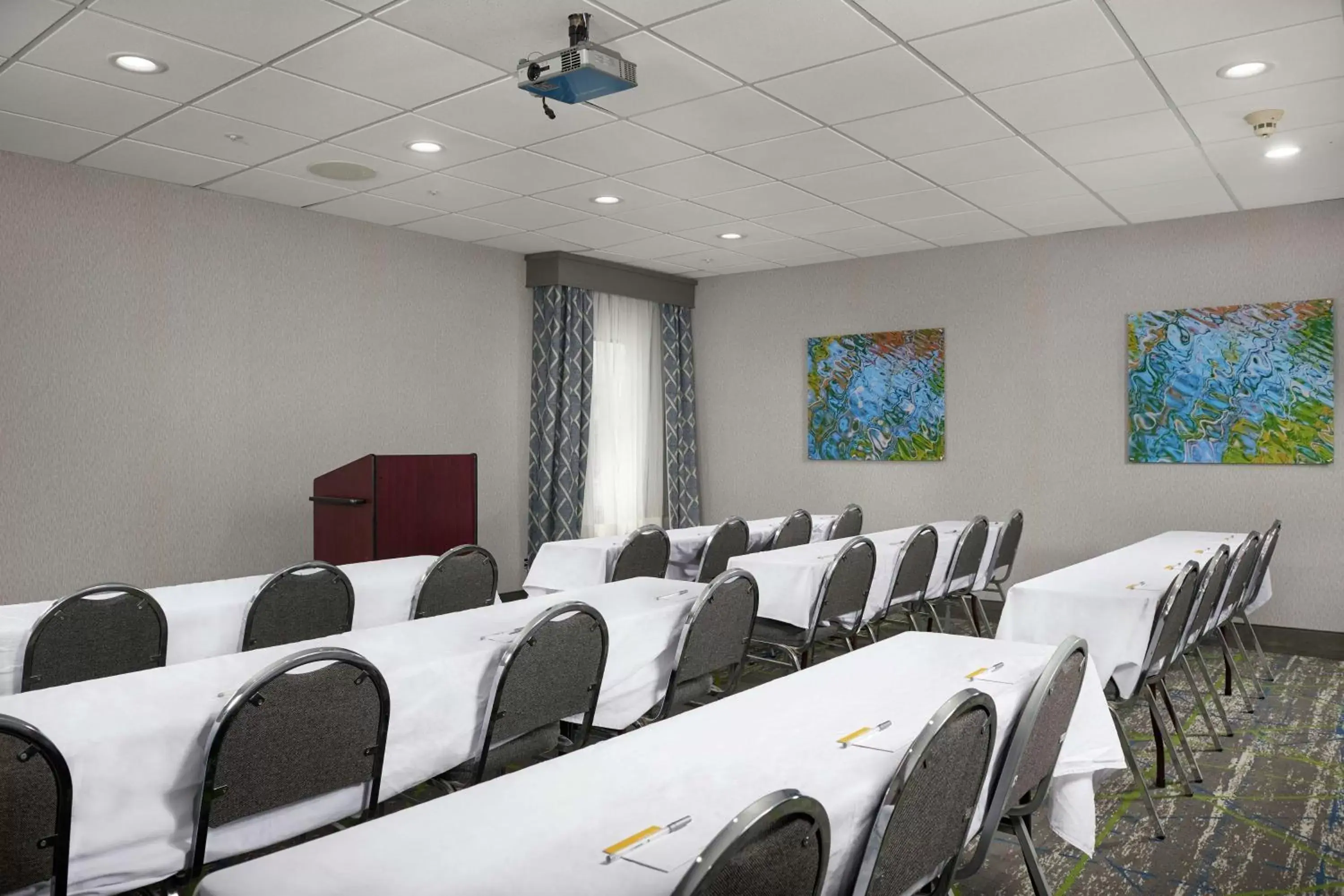 Meeting/conference room in Hampton Inn Niagara Falls
