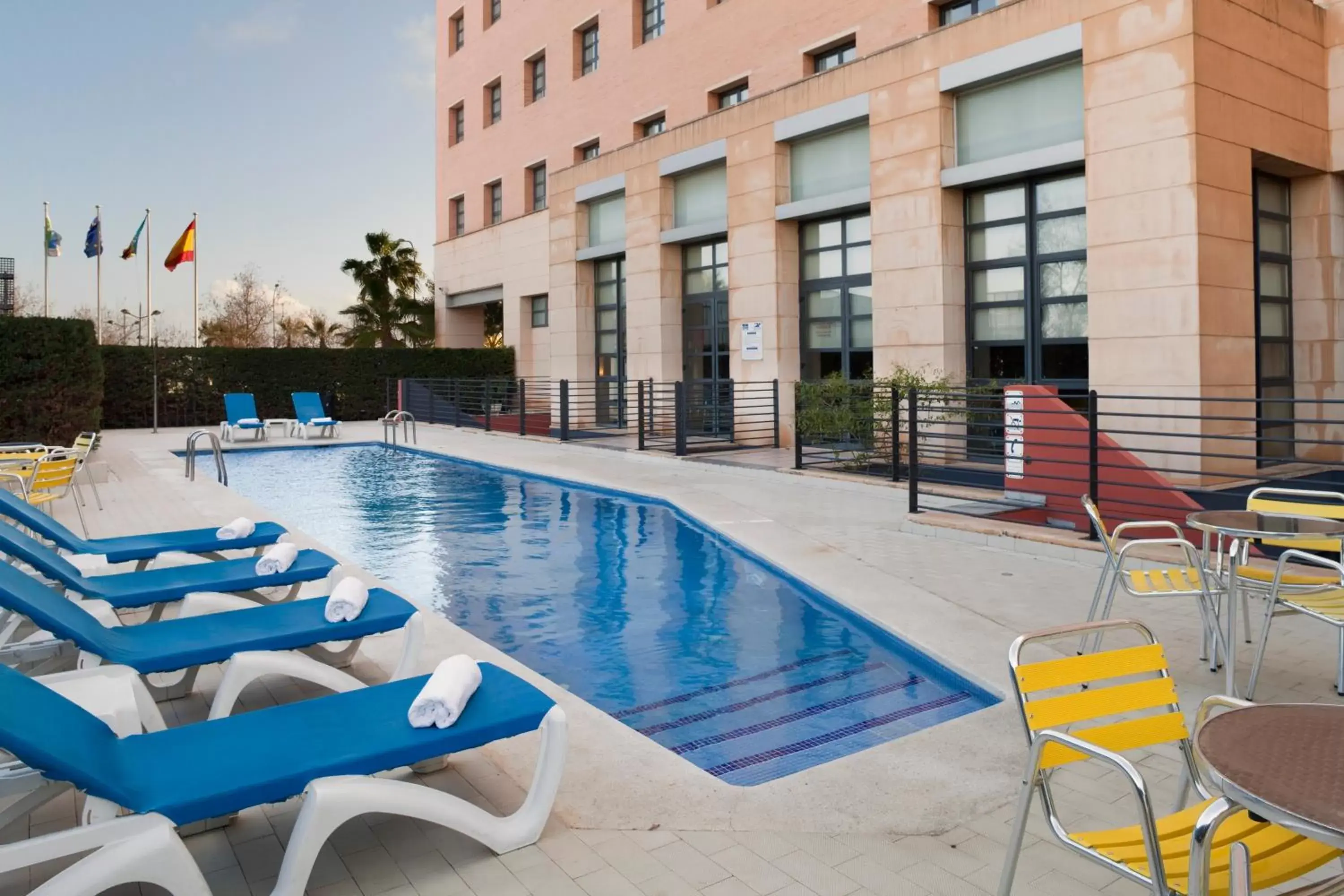 Swimming Pool in Holiday Inn Express Ciudad de las Ciencias, an IHG Hotel