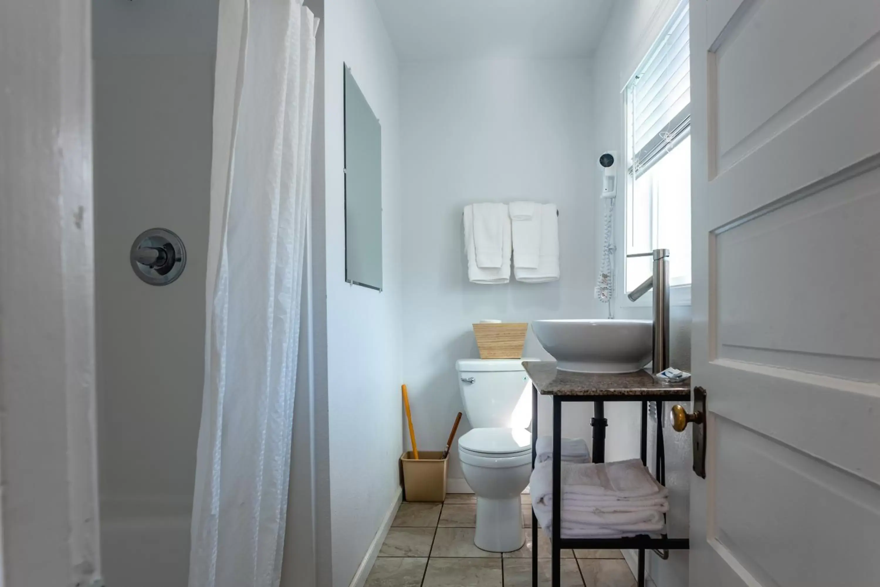 Bathroom in Terimore Lodging by the Sea