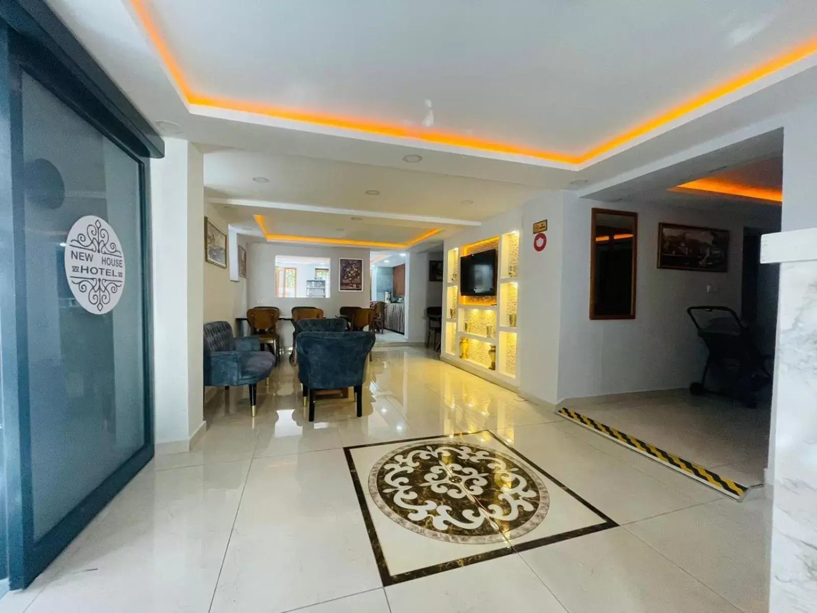 Staff, Lobby/Reception in Hotel New House