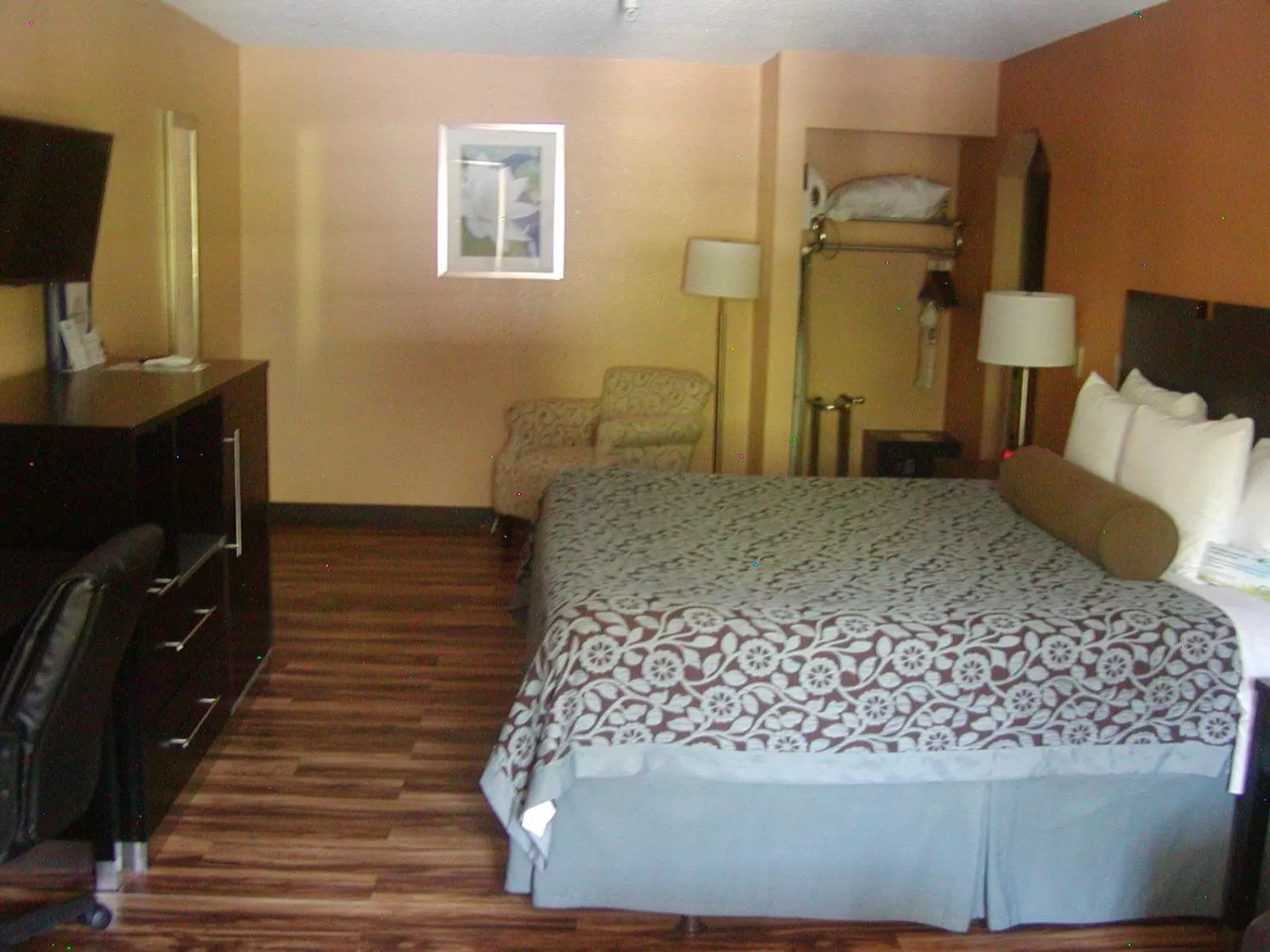 Photo of the whole room, Bed in Days Inn by Wyndham Marietta White Water