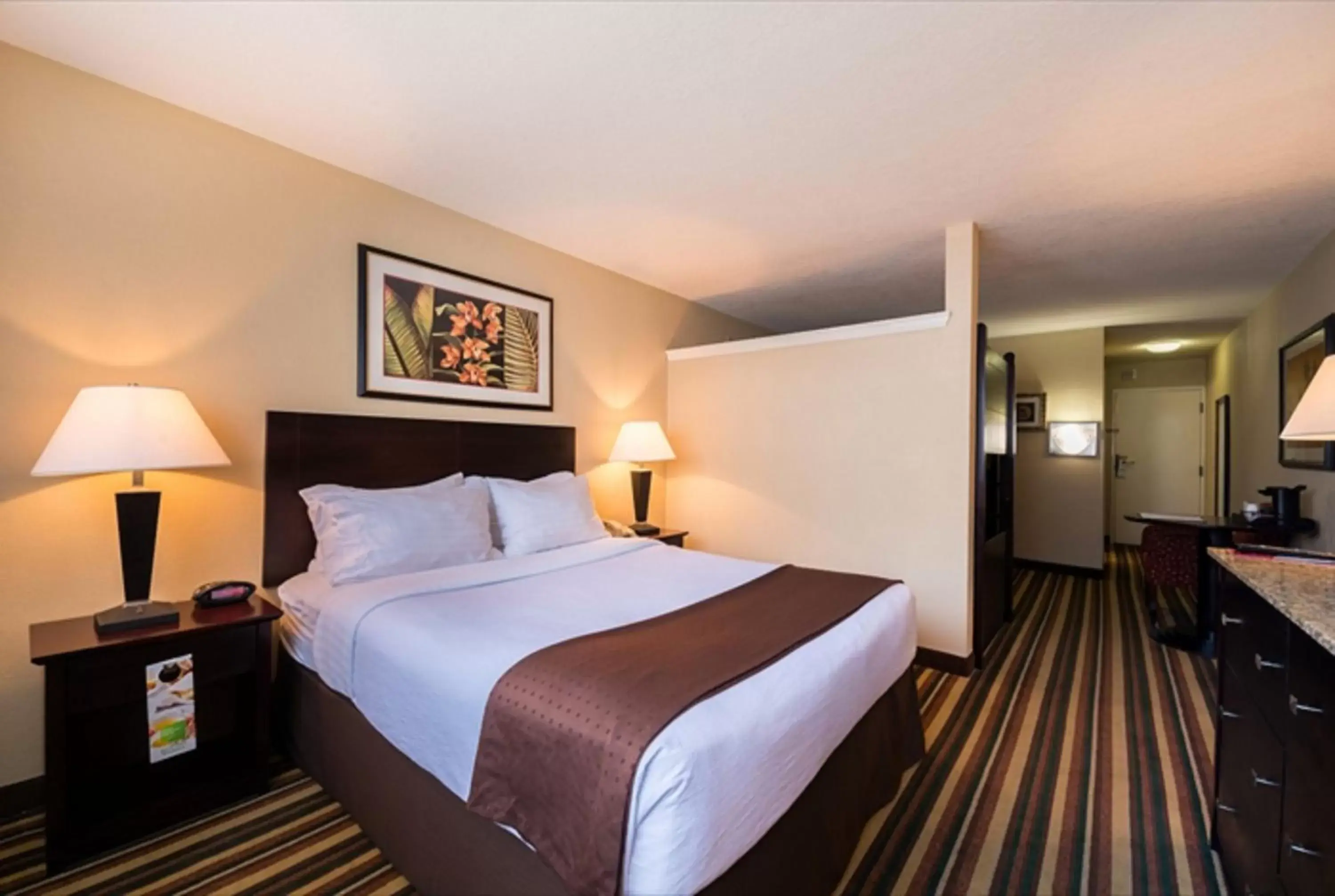 Photo of the whole room, Bed in Holiday Inn & Suites Orlando SW - Celebration Area, an IHG Hotel