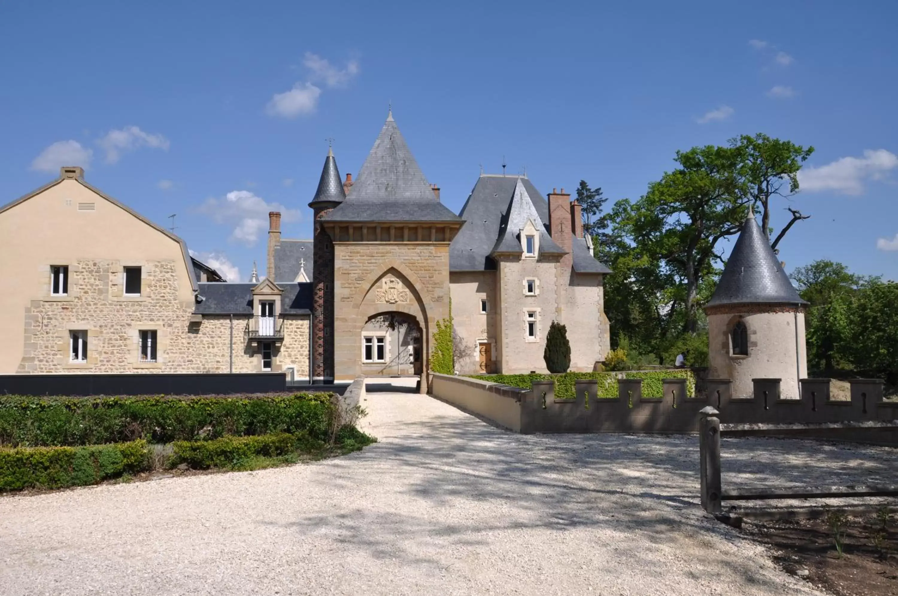 Property Building in Château Origny