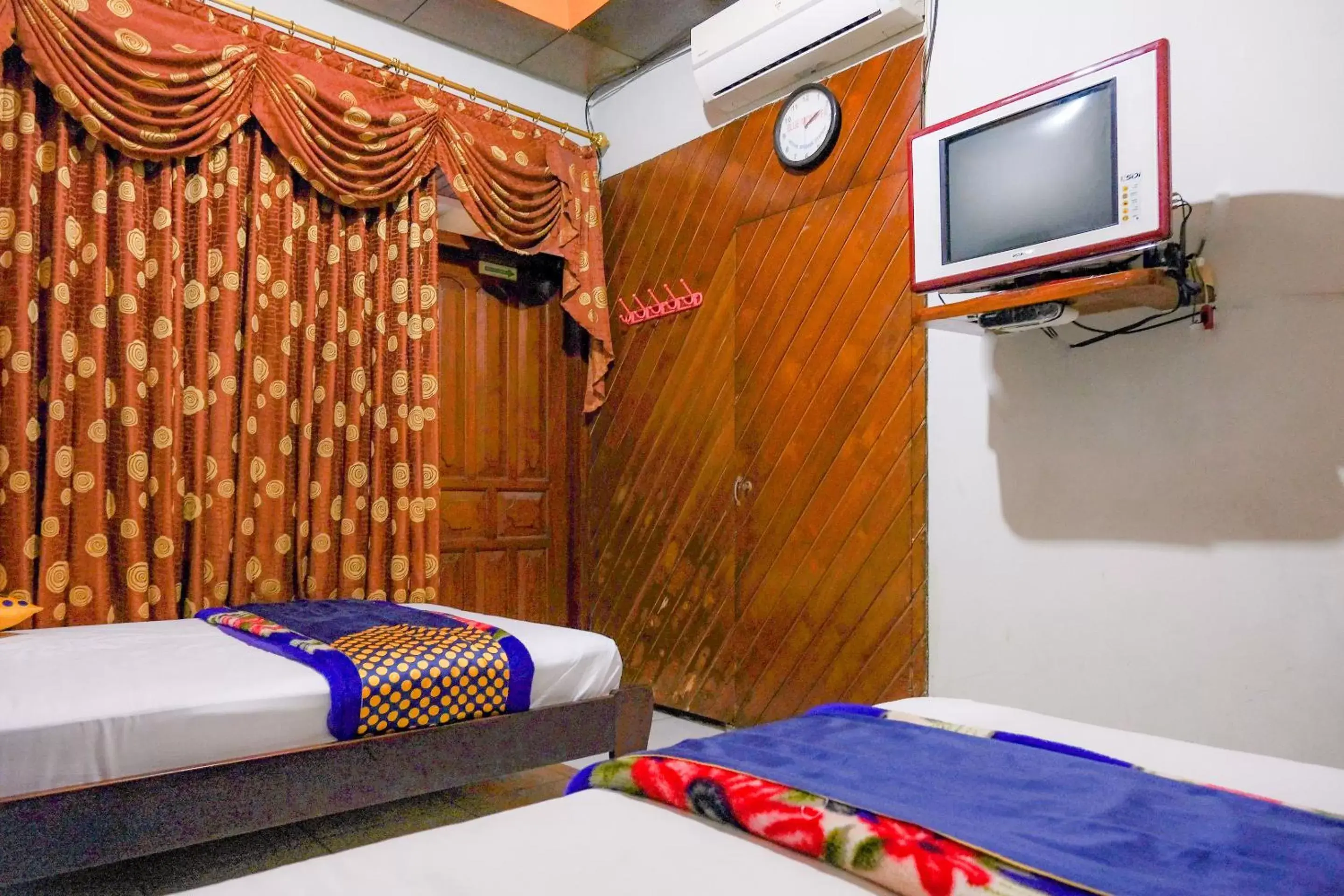 Bedroom, TV/Entertainment Center in SUPER OYO 1761 Hotel Dirgahayu
