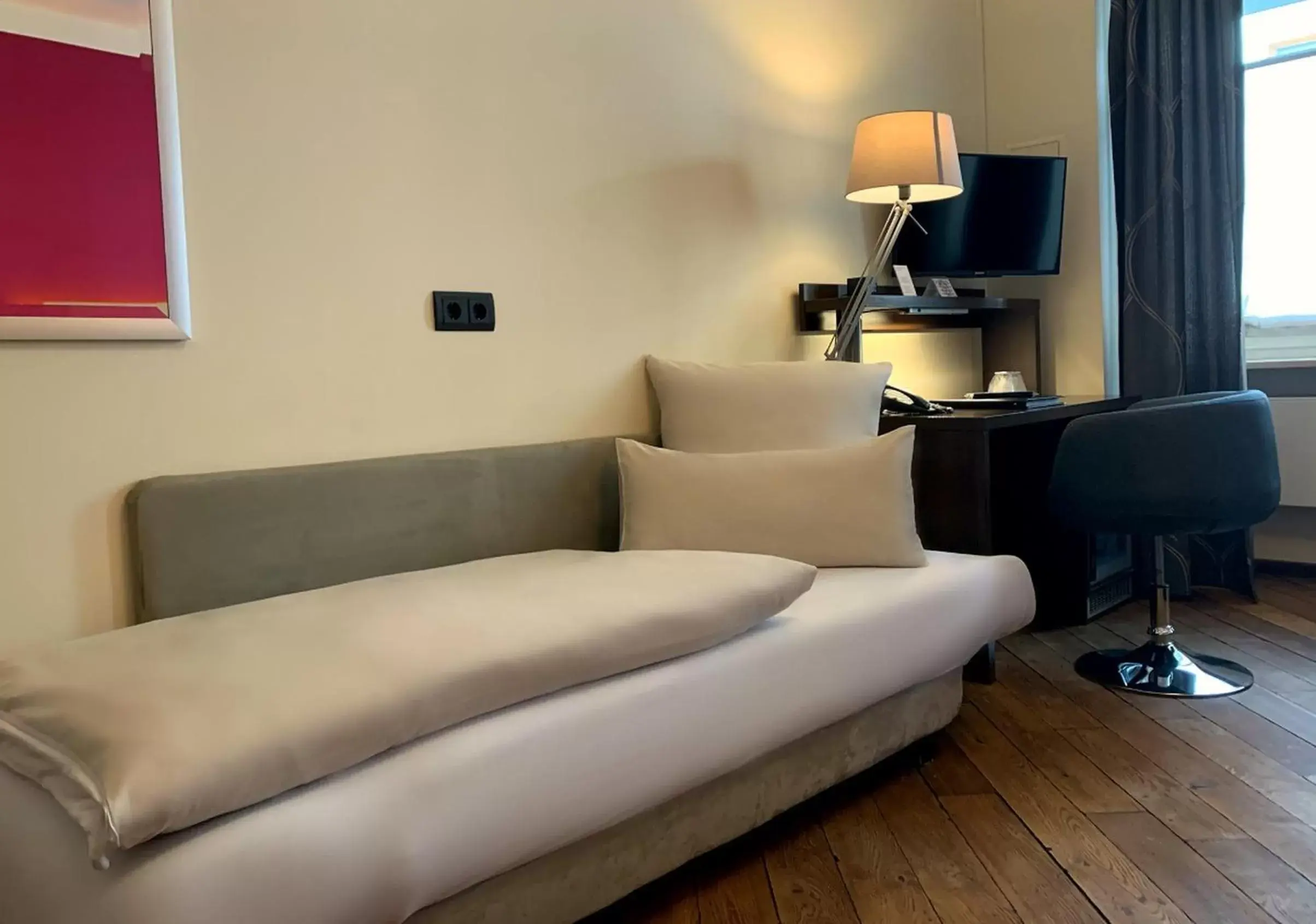 Bed, Seating Area in Hotel Deutsche Eiche